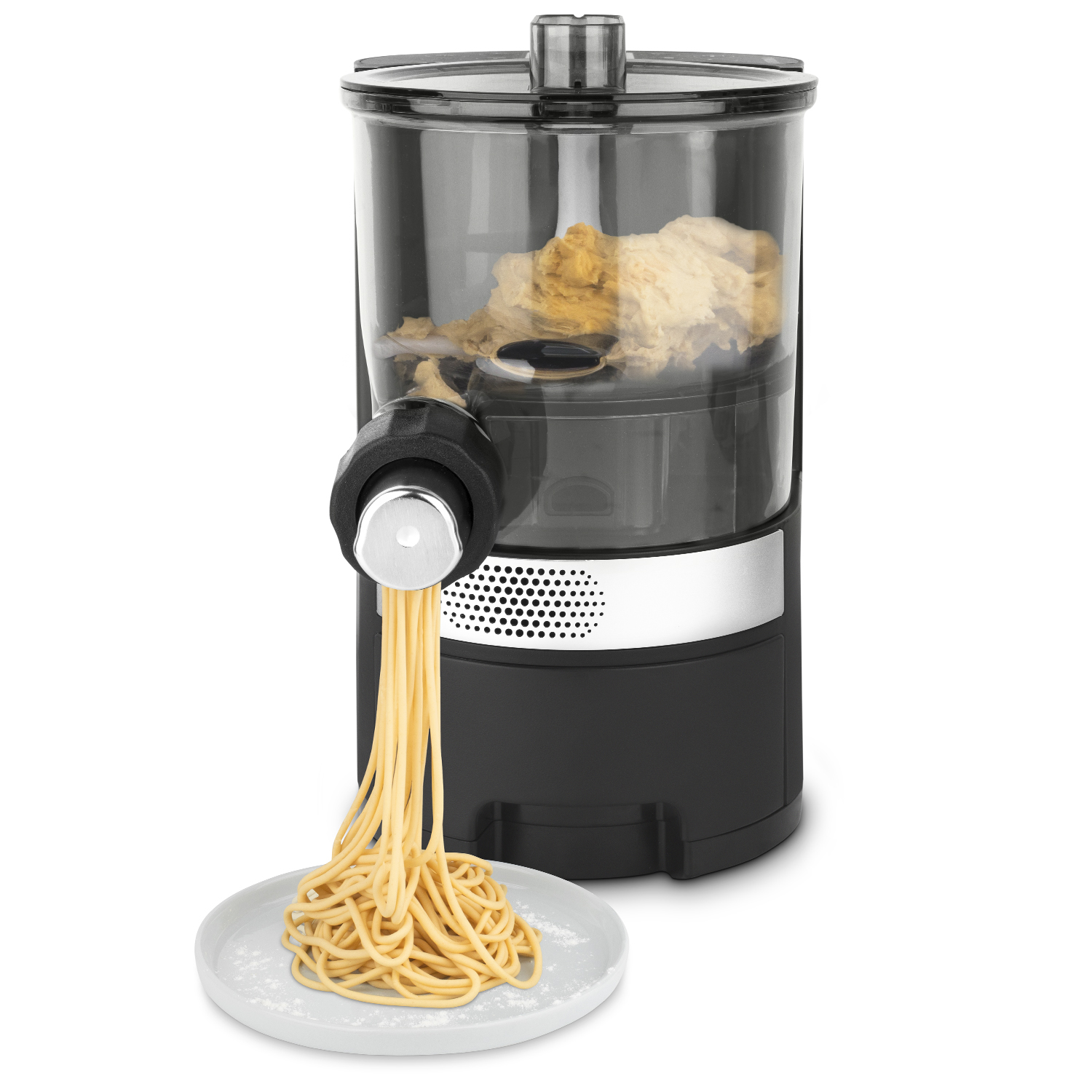 Una macchina per la pasta nera con spaghetti che escono su un piatto su una superficie bianca.