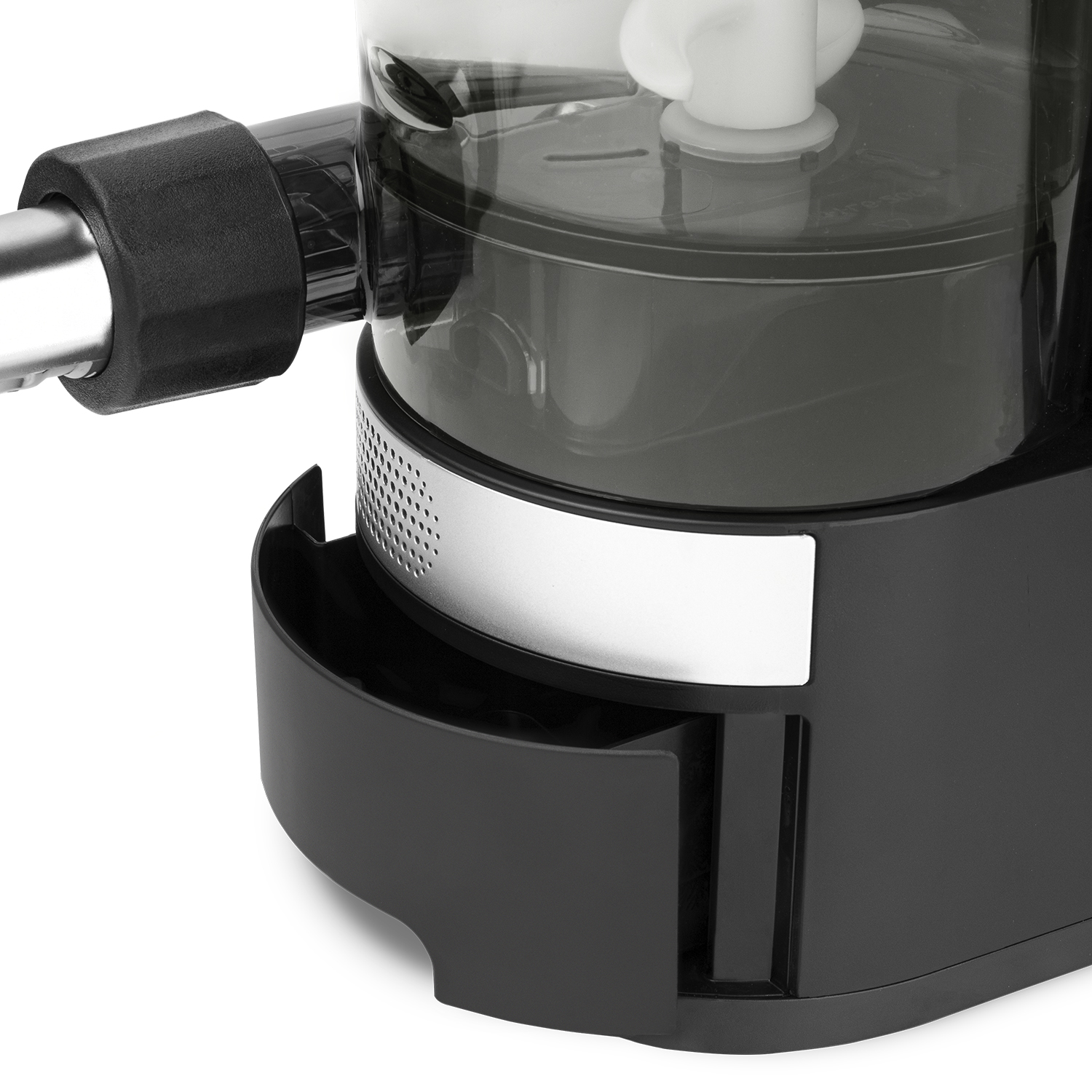 Primo piano di un estrattore di succo nero. Ha un cassetto nero, una sezione argentata e una parte bianca.