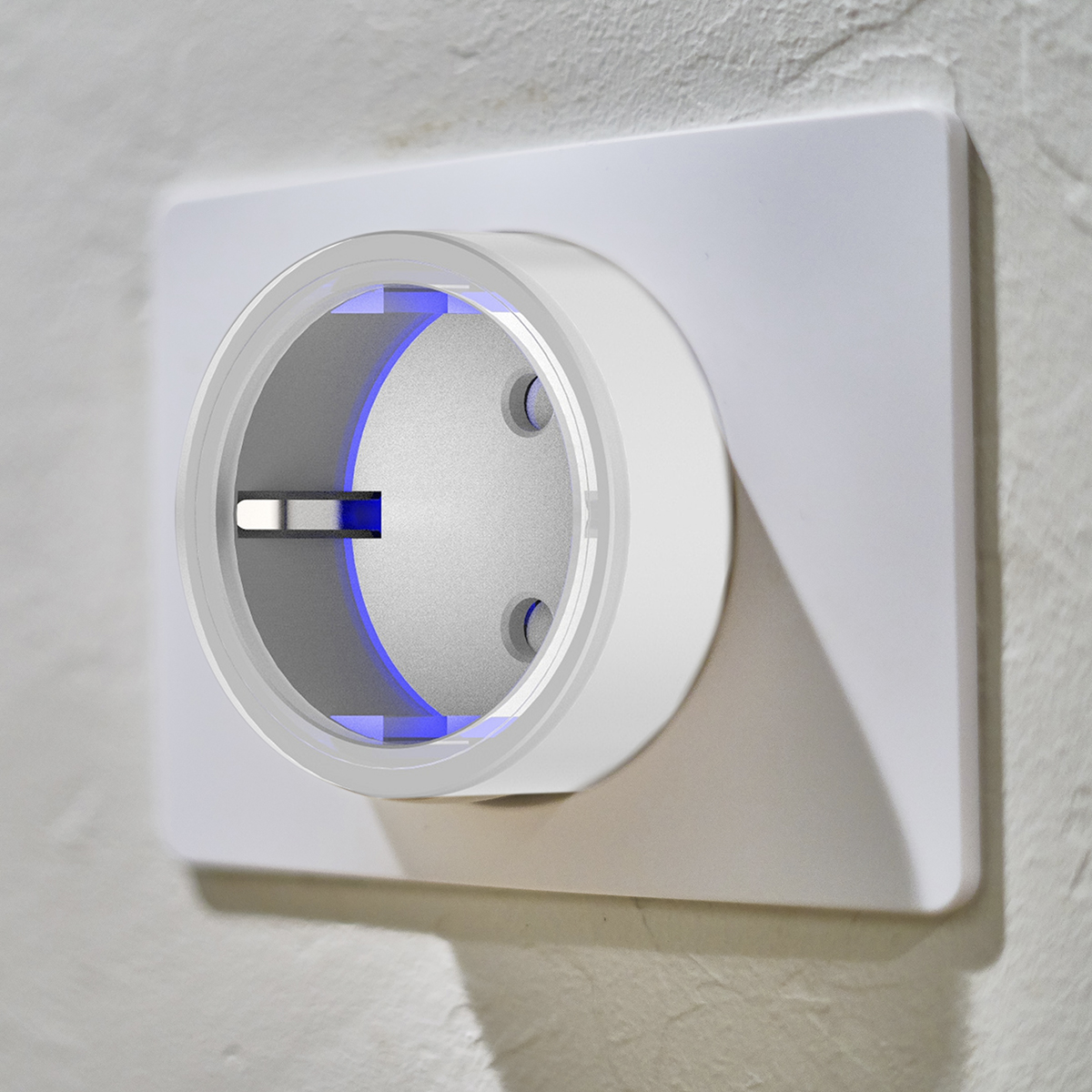 Białe inteligentne gniazdo z niebieskim światłem wokół gniazda, na teksturowanej białej ścianie.