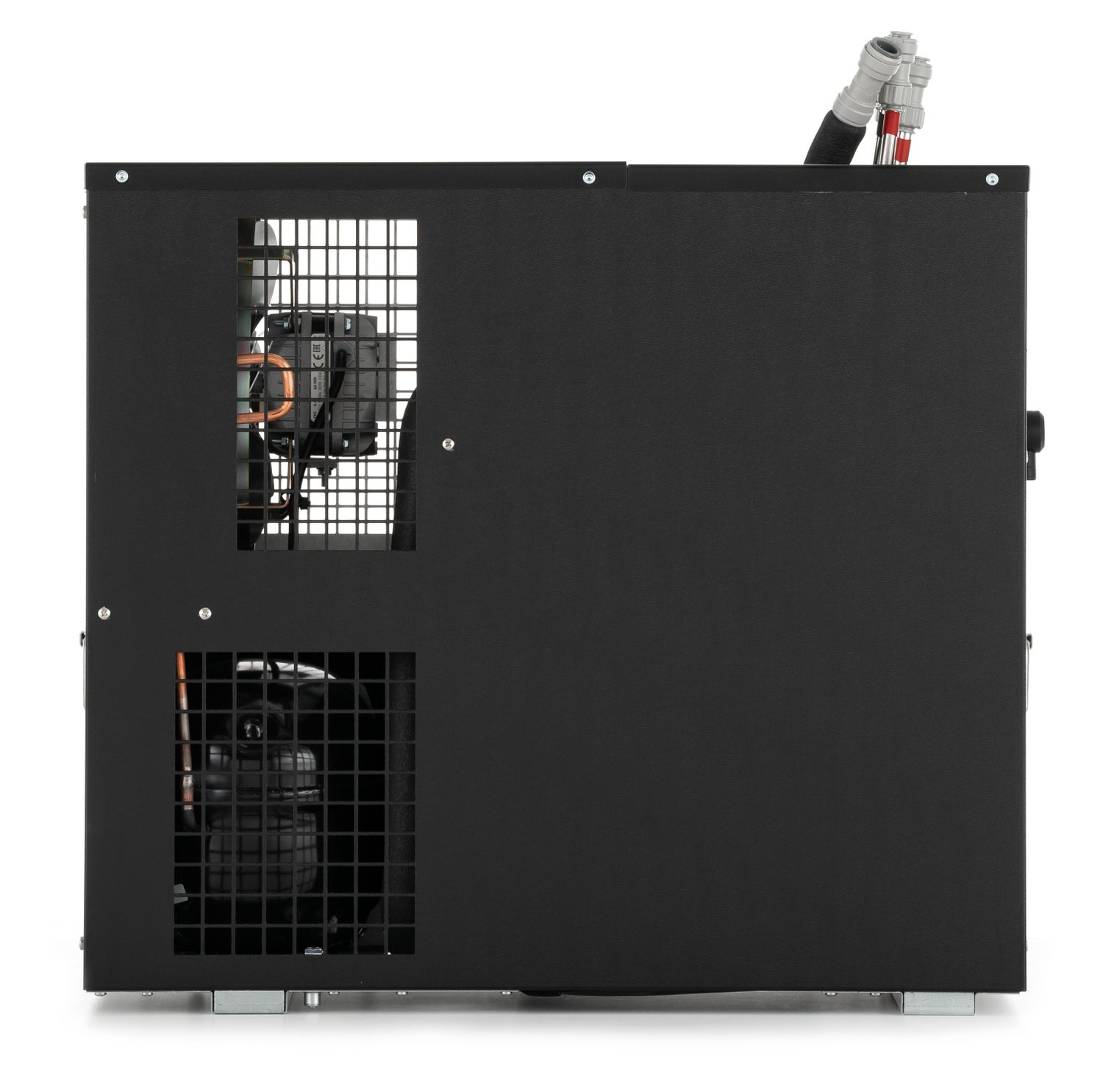 Machine industrielle noire avec évents, grilles et tuyaux. Vue latérale de la machine.