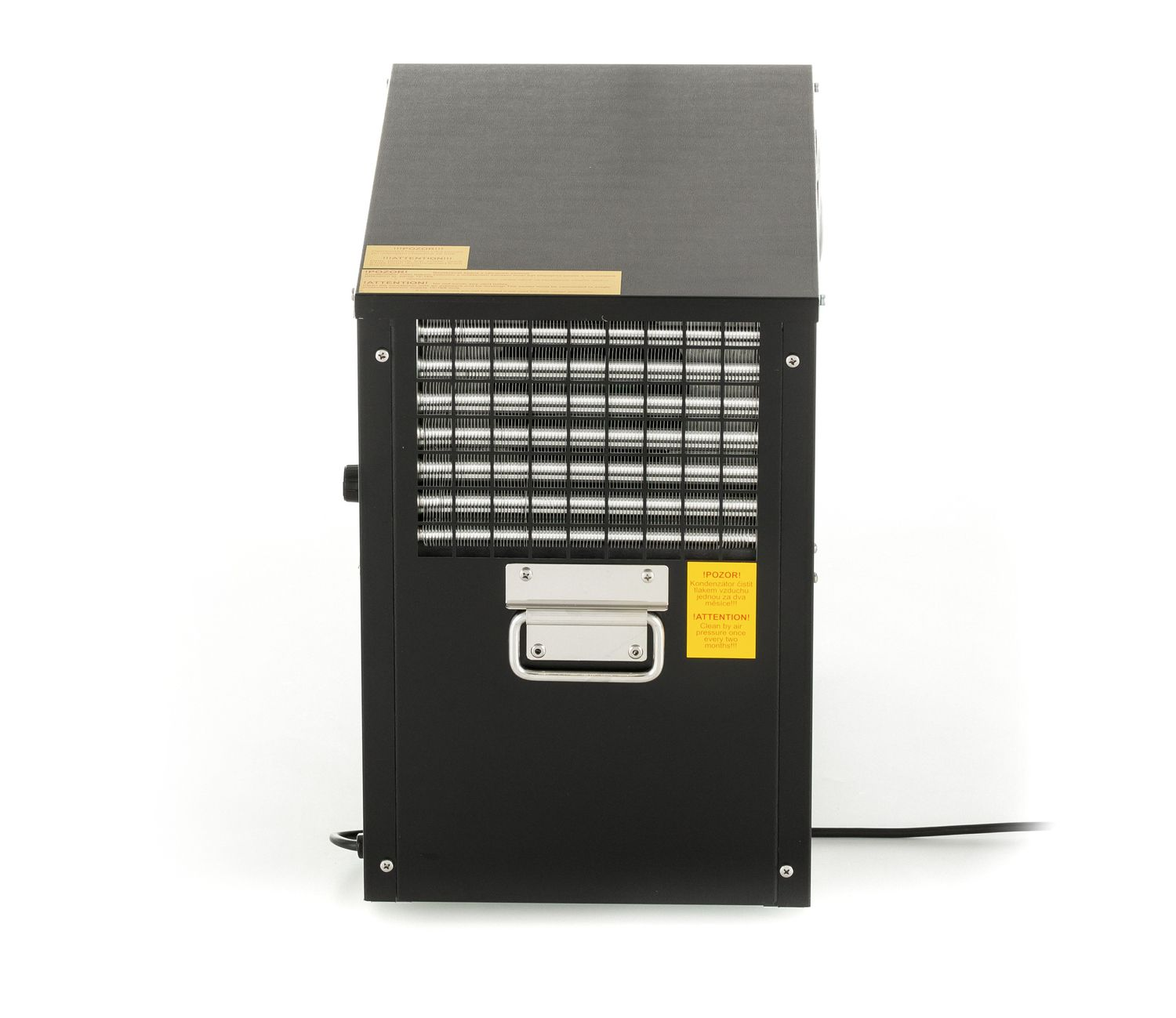 Schwarze Metallmaschine mit fächerartigem Gitter auf der Rückseite und weißem Griff. Gelbe Etiketten sind sichtbar.