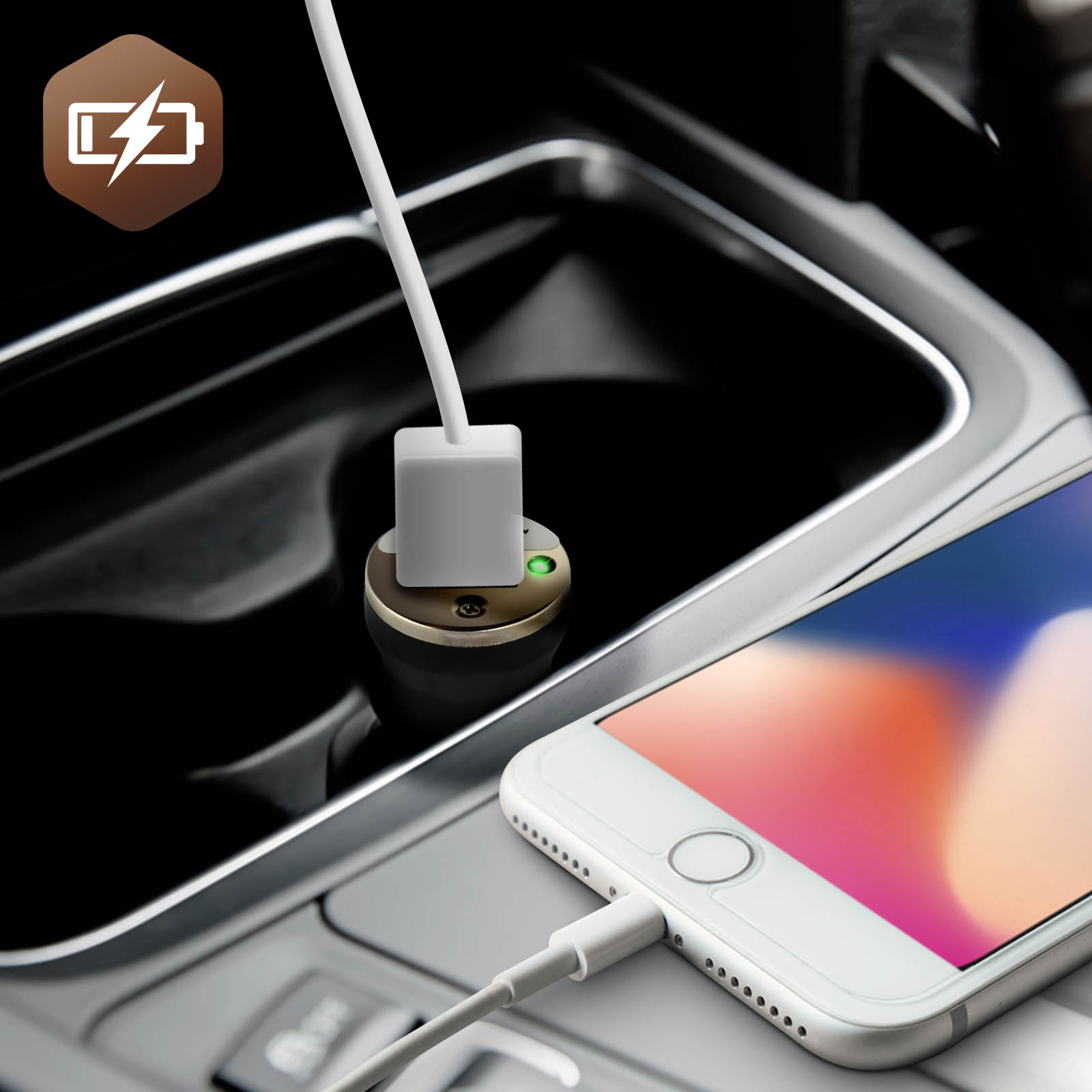 Weißes Ladekabel mit Autoladegerät und weißem Telefon verbunden.