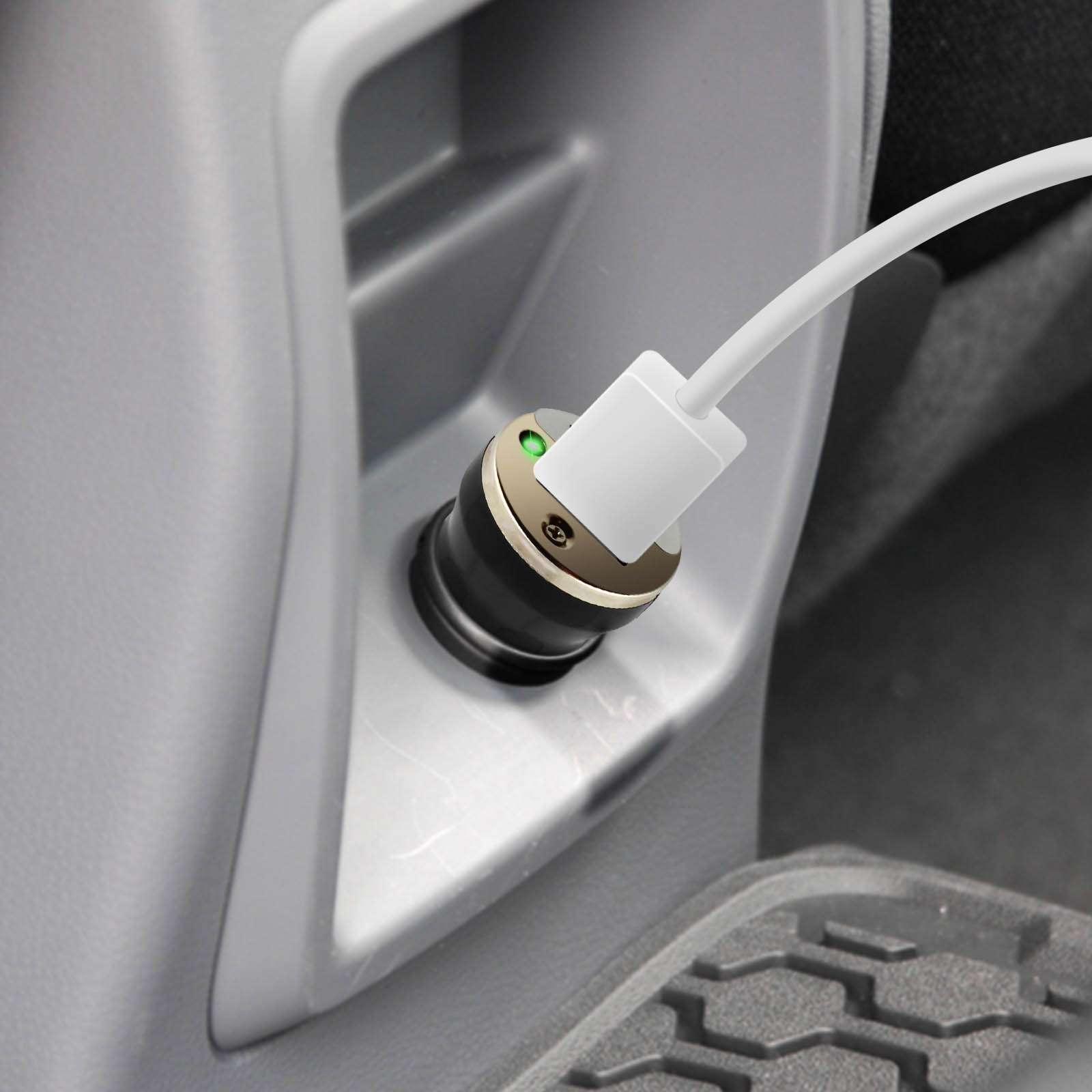 Autoladegerät in einem Autoanschluss, weißes Kabel.