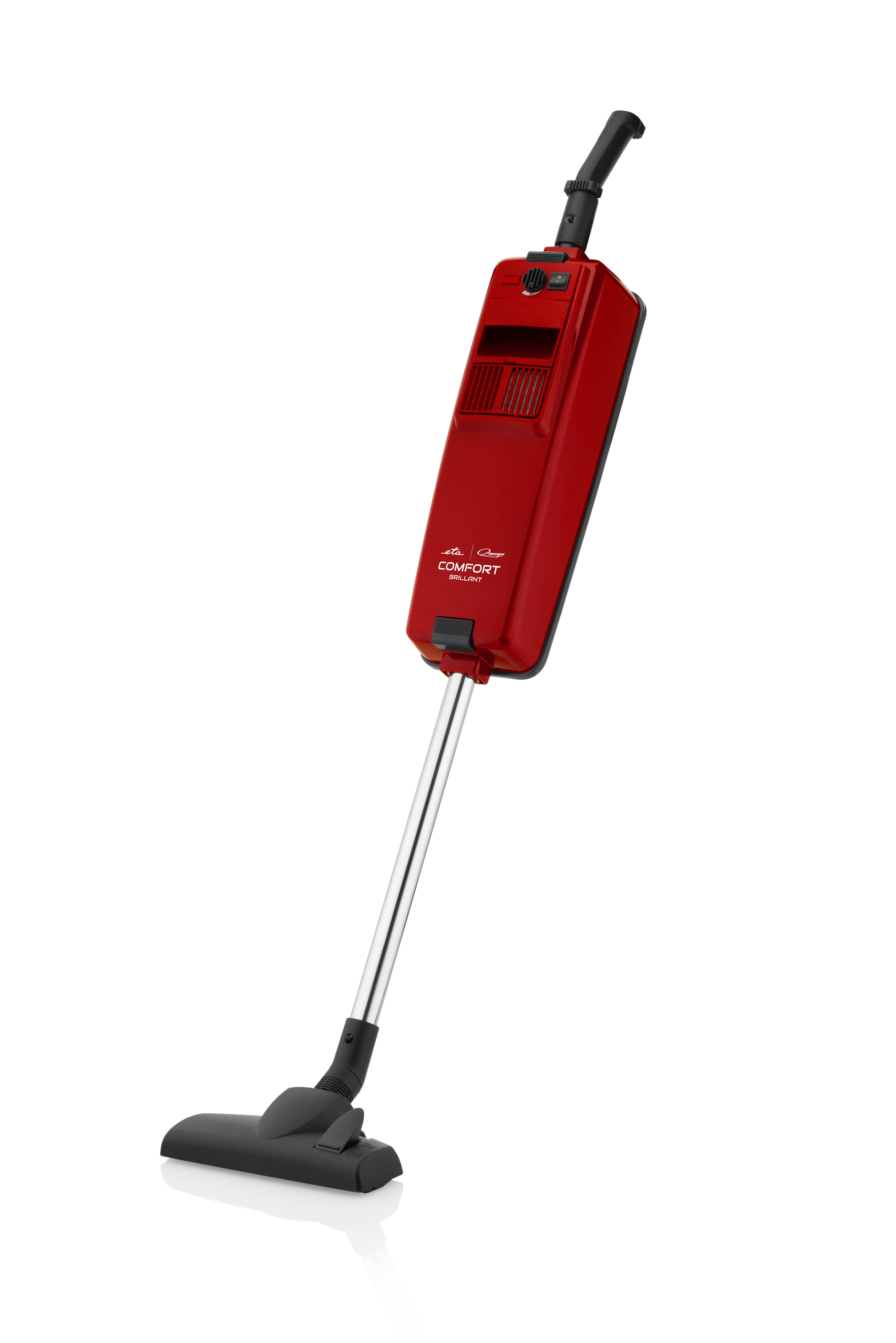 Roter Staubsauger mit silberfarbenem Griff. Der Hintergrund ist weiß.