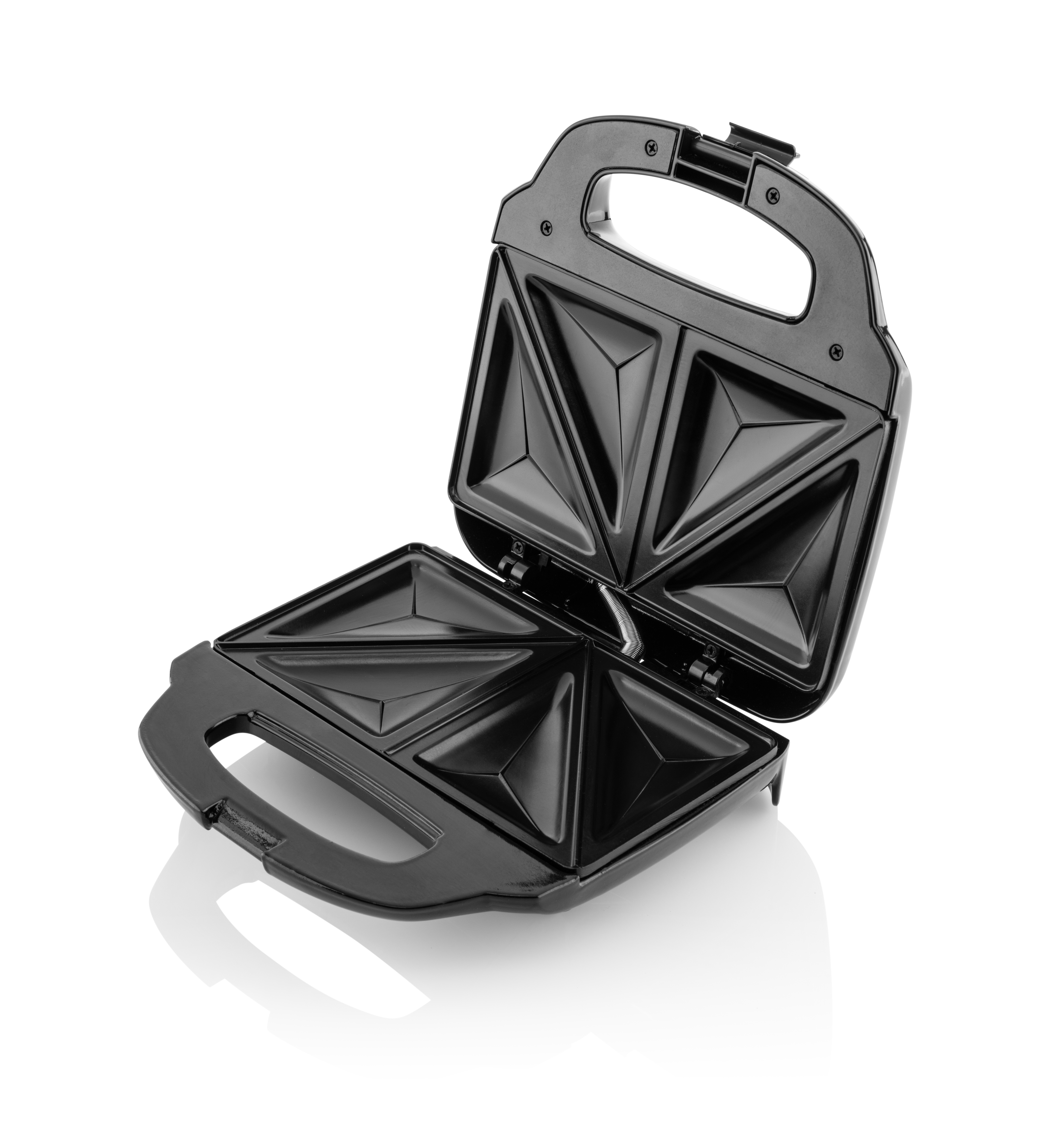 Una sandwichiera nera aperta con scomparti triangolari, su sfondo bianco.