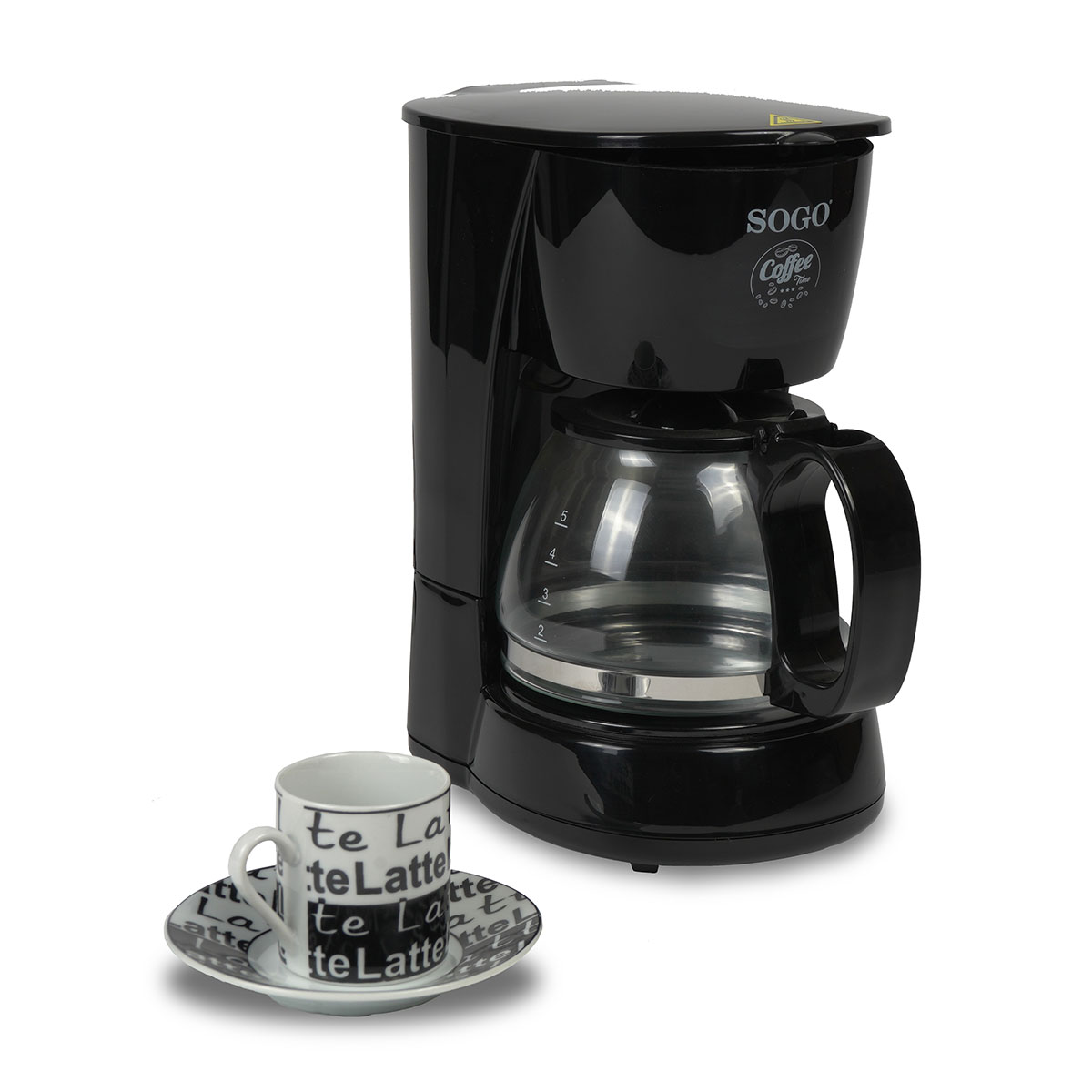 Cafetera negra con jarra de vidrio y taza de café sobre superficie blanca.