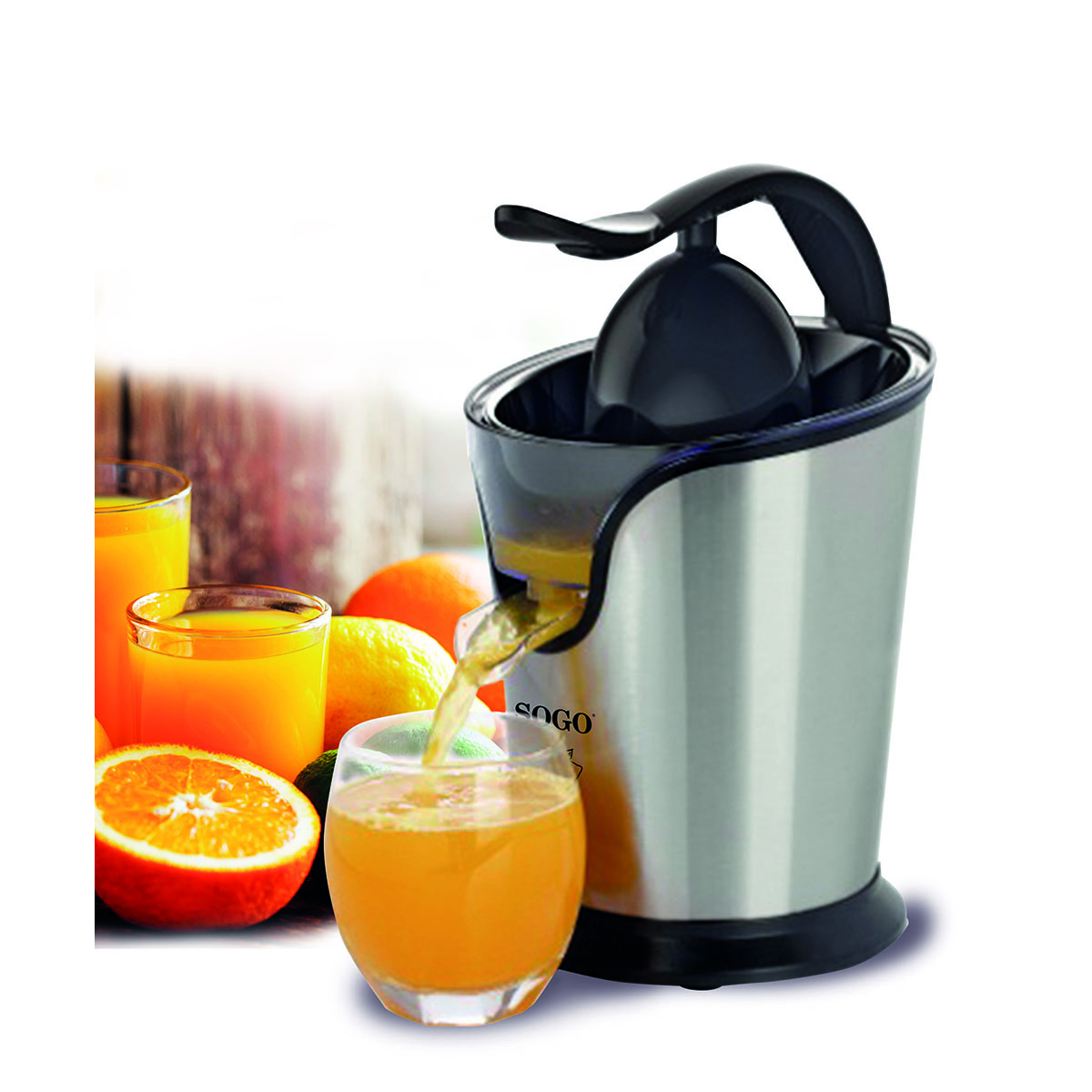 Una exprimidora plateada vierte zumo de naranja en un vaso. Naranjas y vasos de zumo están en la imagen.