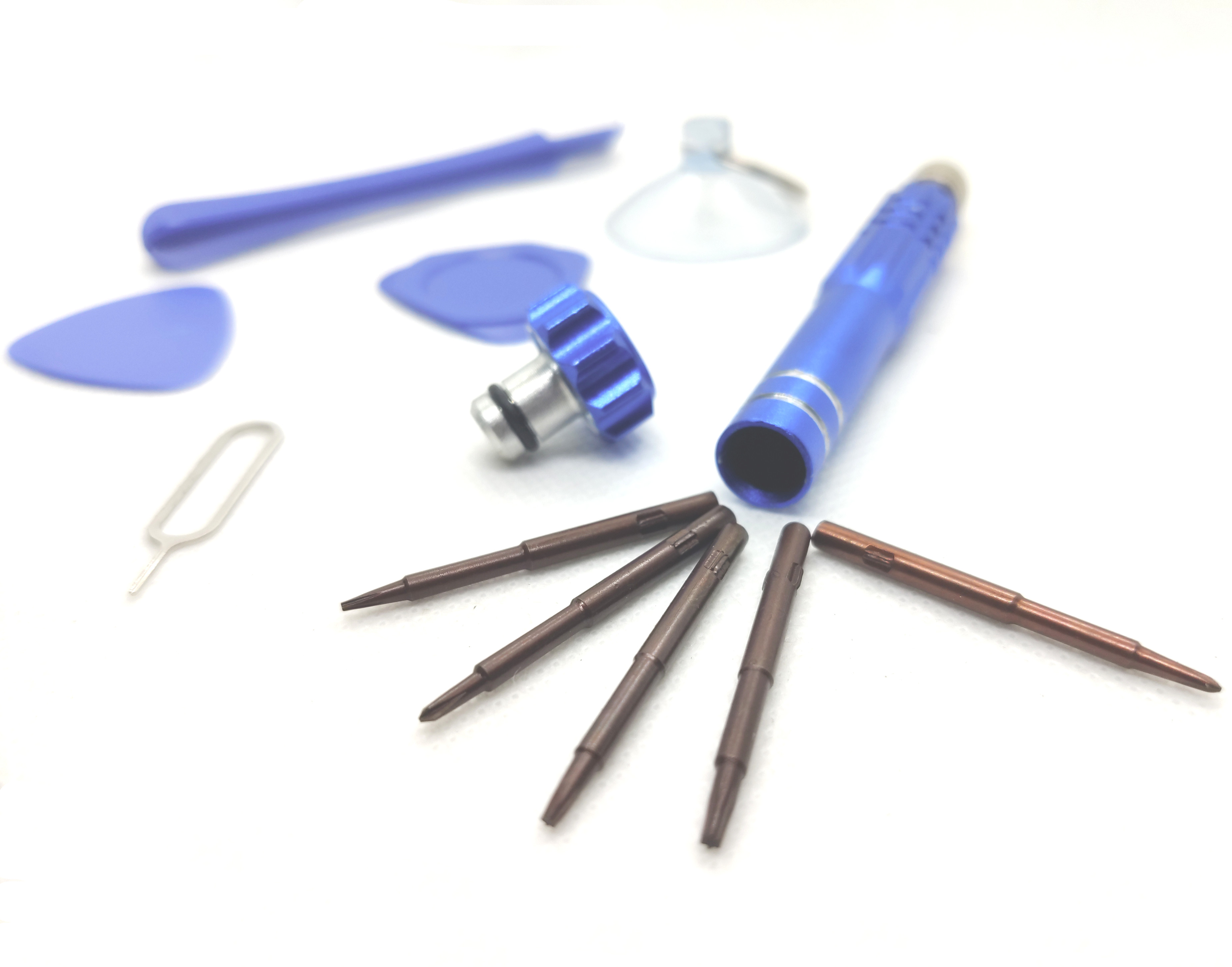 Ein Satz Werkzeuge zur Reparatur von Elektronik, einschließlich Schraubendrehern, Plektren und einem Saugnapf.