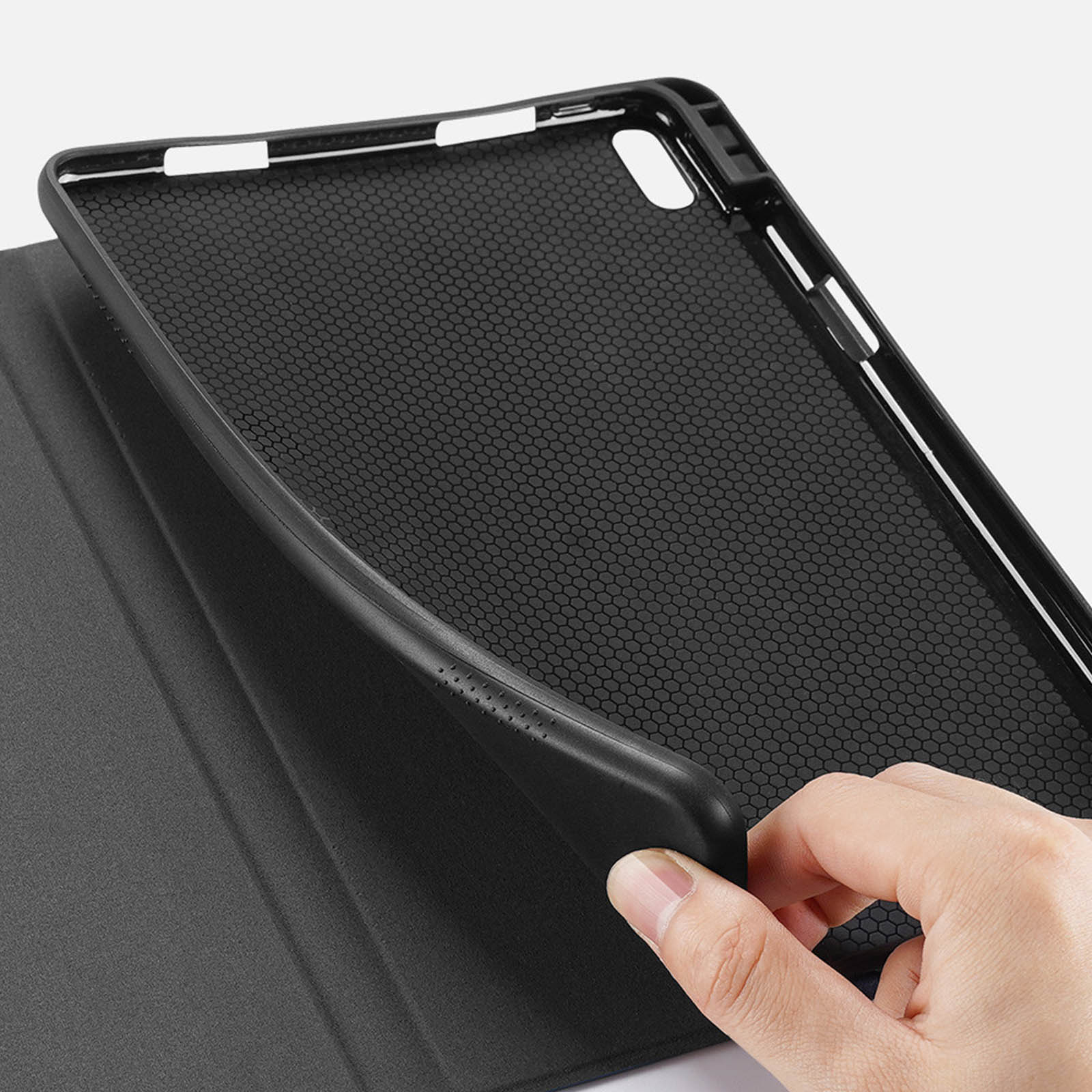 Schwarze Tablethülle teilweise geöffnet, Innenansicht und Hand.
