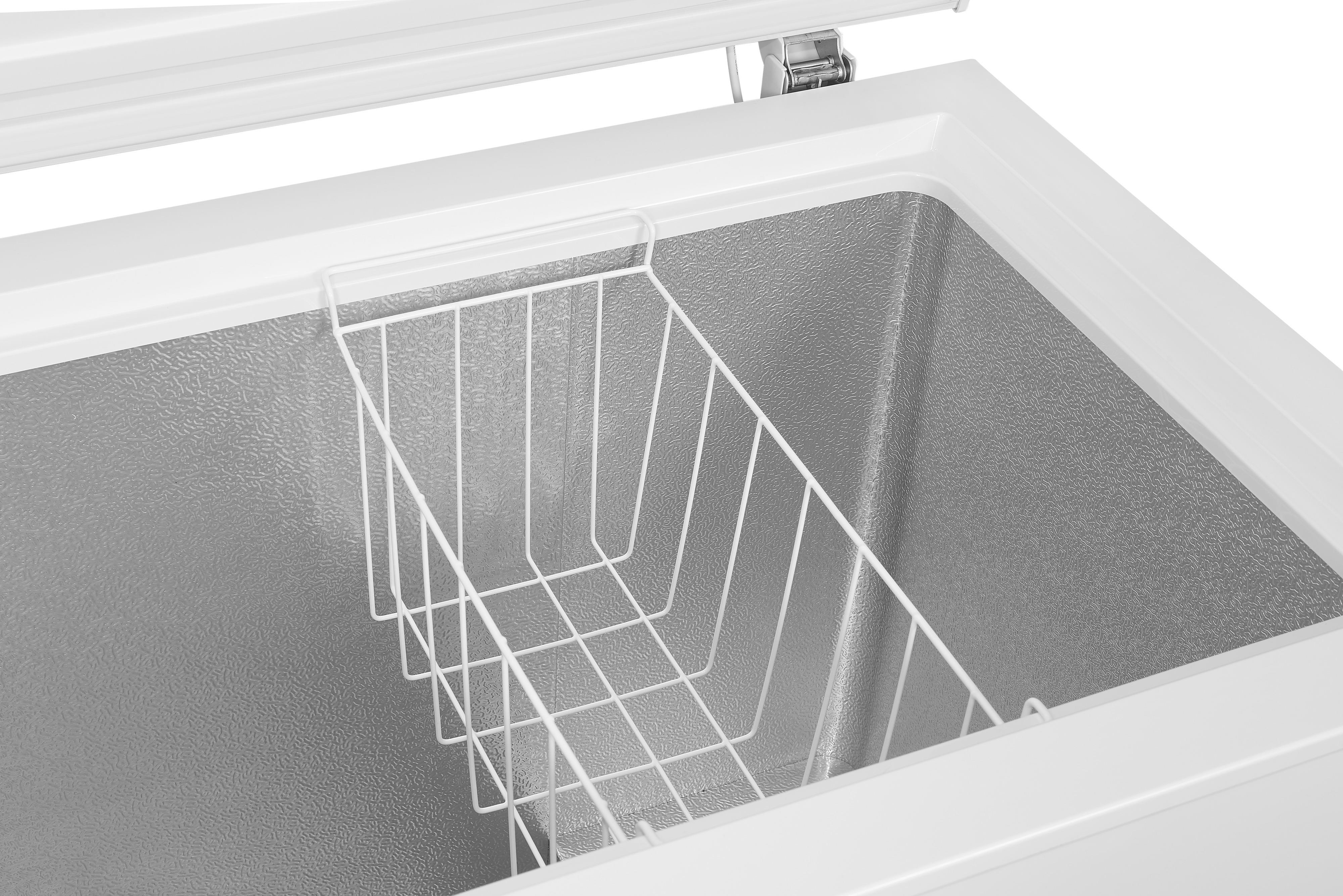 Interior de congelador horizontal blanco. Con cesta de alambre.