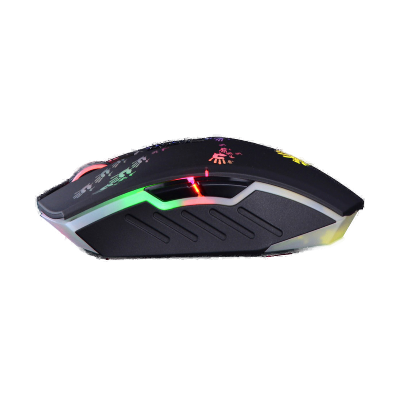 Czarna mysz do gier z kolorowymi światłami na czarnej powierzchni, ujęcie pod kątem.