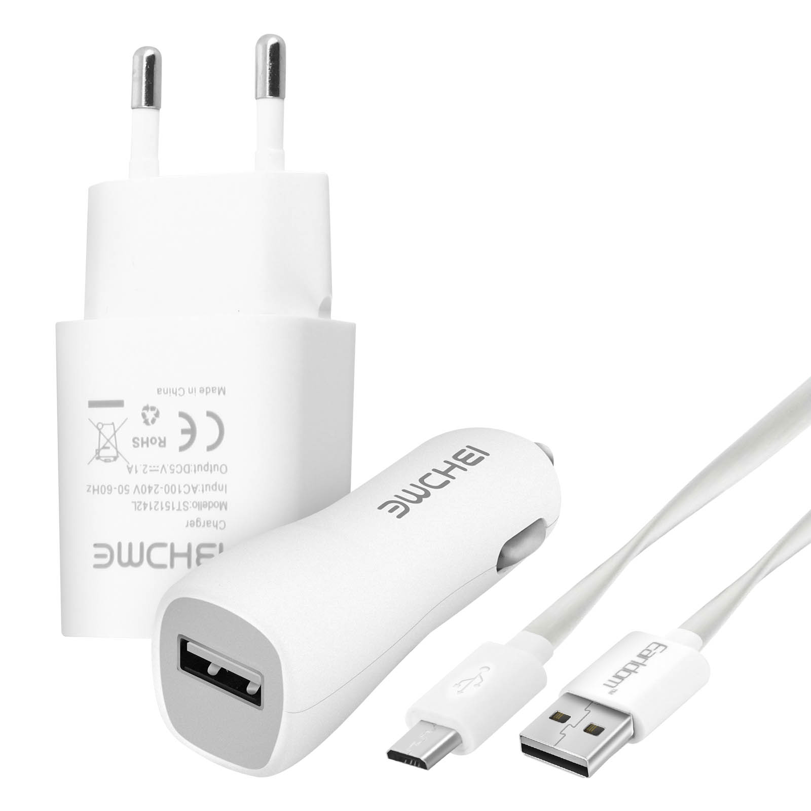 Caricabatterie bianco, caricabatterie per auto e cavo USB su sfondo bianco.