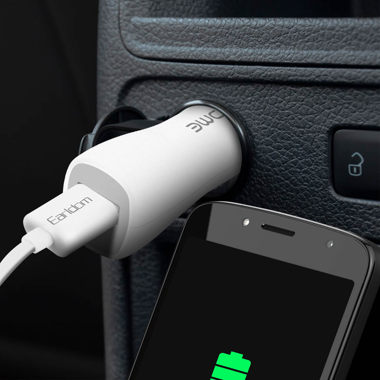 Weißes Autoladegerät im Auto eingesteckt. Ein Telefon lädt mit grünem Akkusymbol.