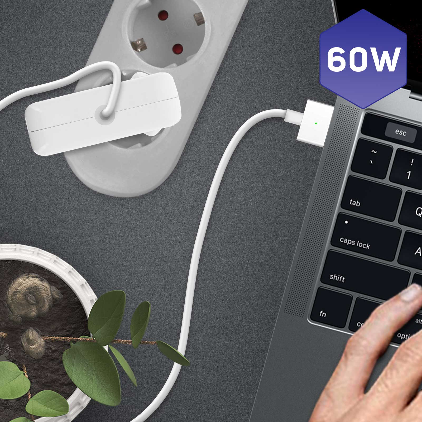 Un laptop collegato a un alimentatore. L'alimentatore è collegato a una presa a muro.