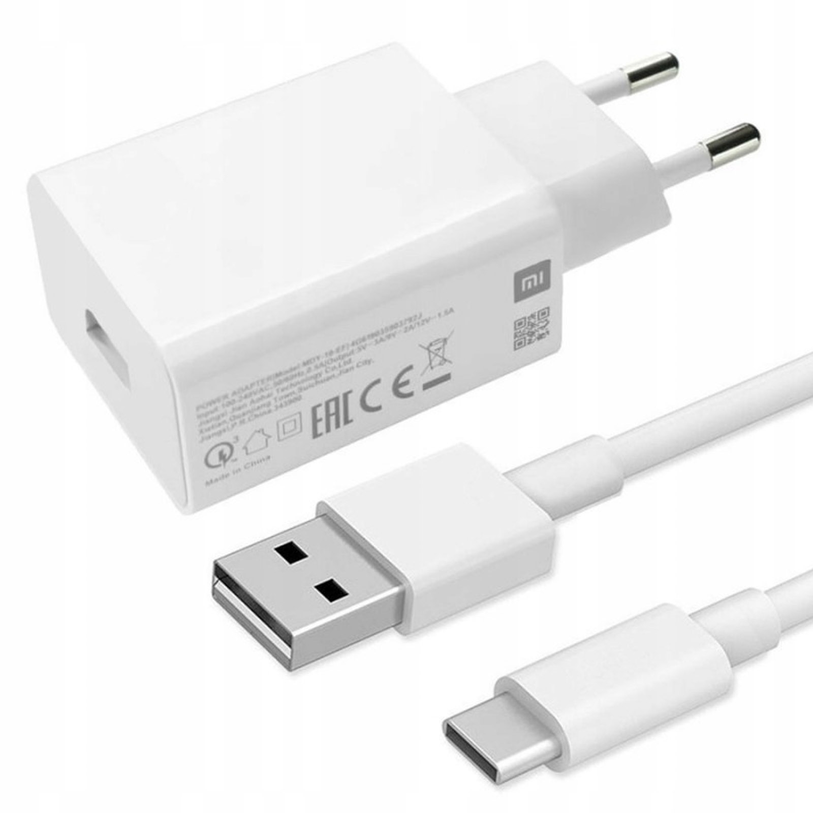 Cargador blanco con cables USB y USB-C. Incluye adaptador y puertos de carga.