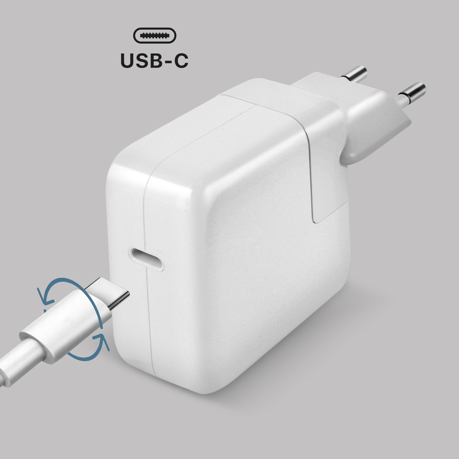 Caricatore USB-C bianco con un cavo USB-C, mostrato mentre viene collegato. Il testo "USB-C" è sopra.