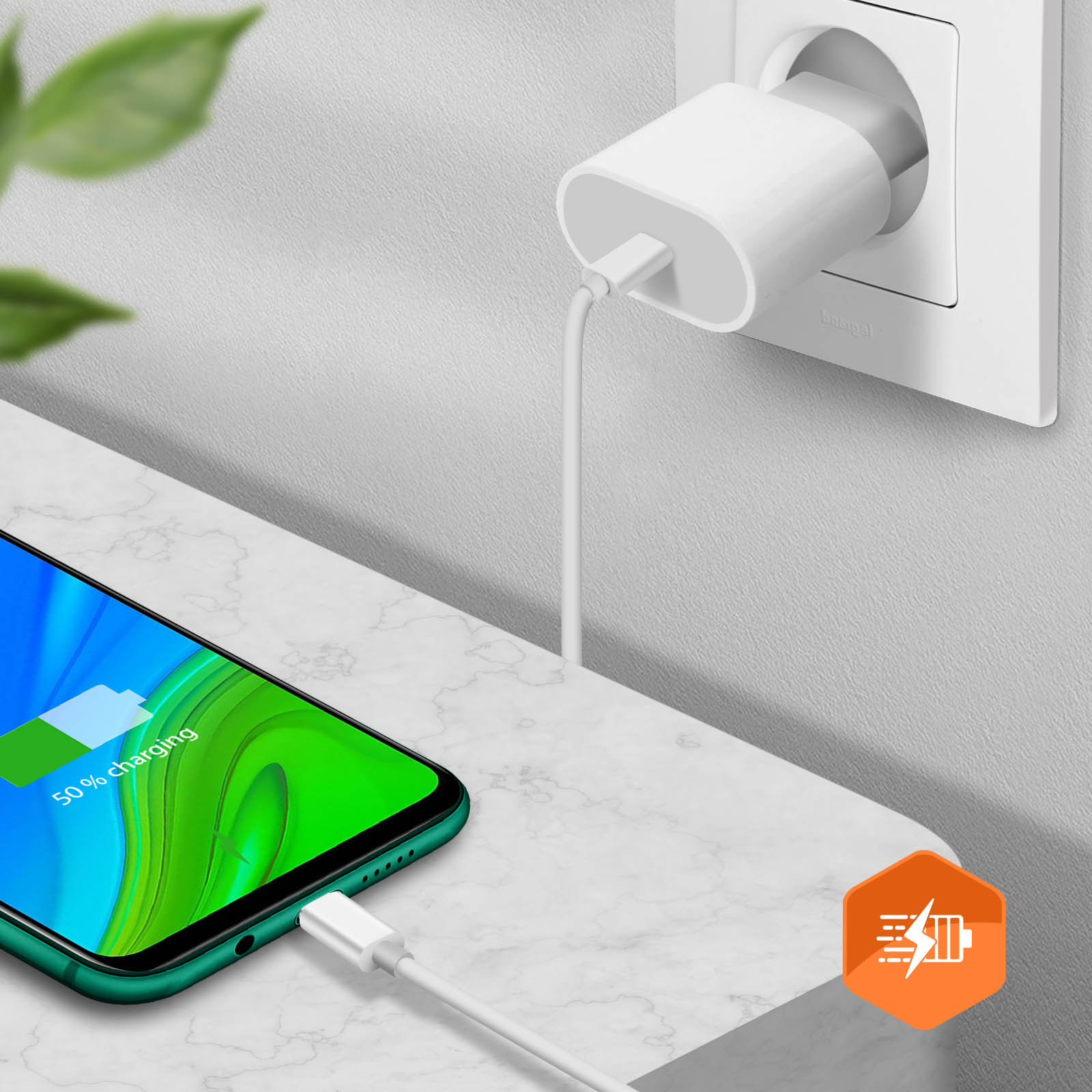 Telefono verde in carica, collegato a un caricatore bianco in una presa a muro. Il display mostra il 50% di carica.
