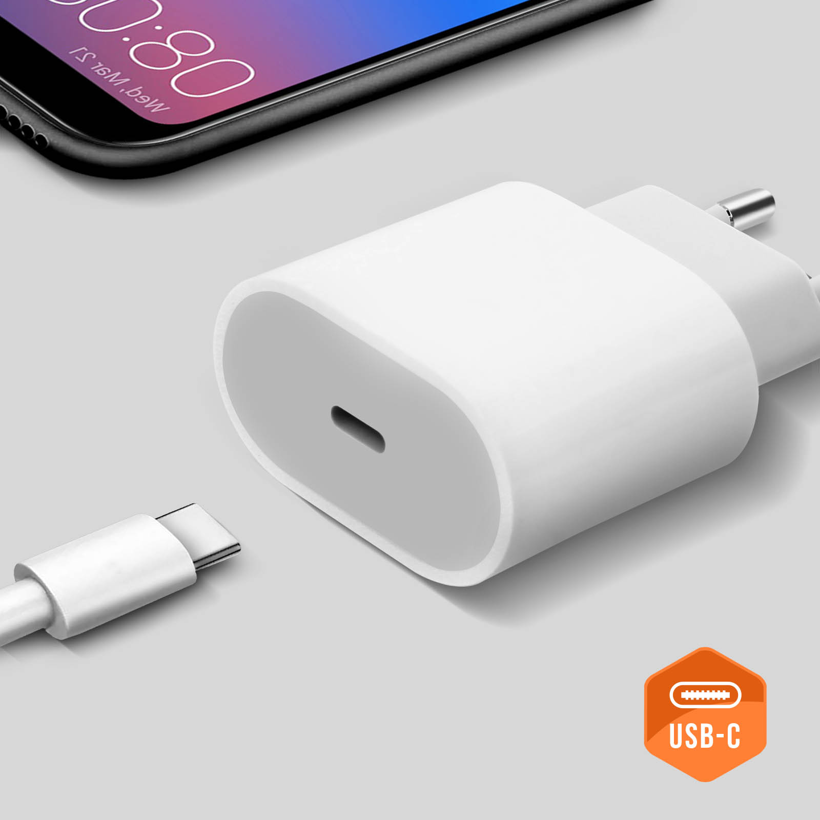Caricabatterie bianco con porta e cavo USB-C, telefono, logo USB-C. Sfondo grigio chiaro.