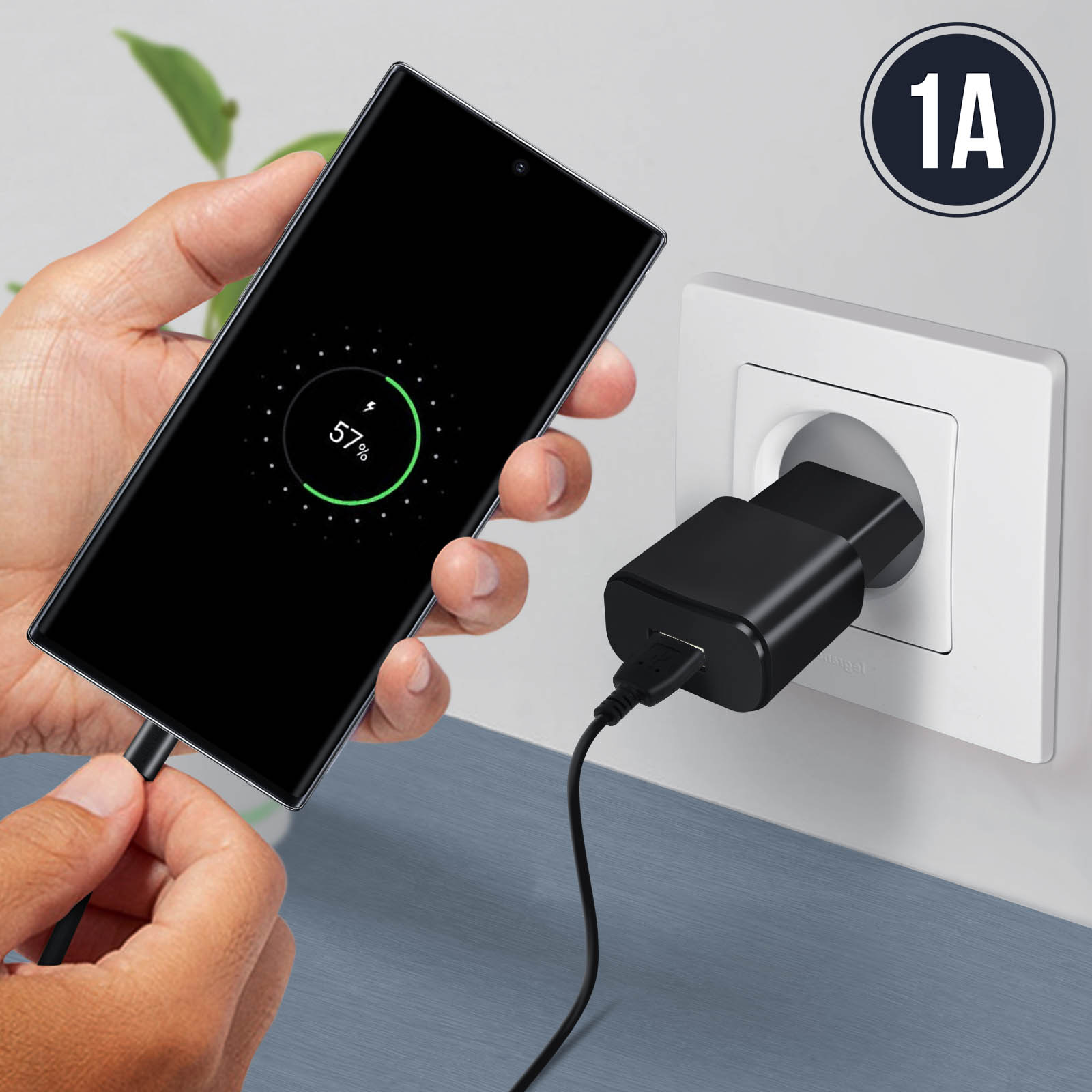 Una mano collega un cavo USB-C a un telefono, in carica. Un'icona di ricarica è visibile.