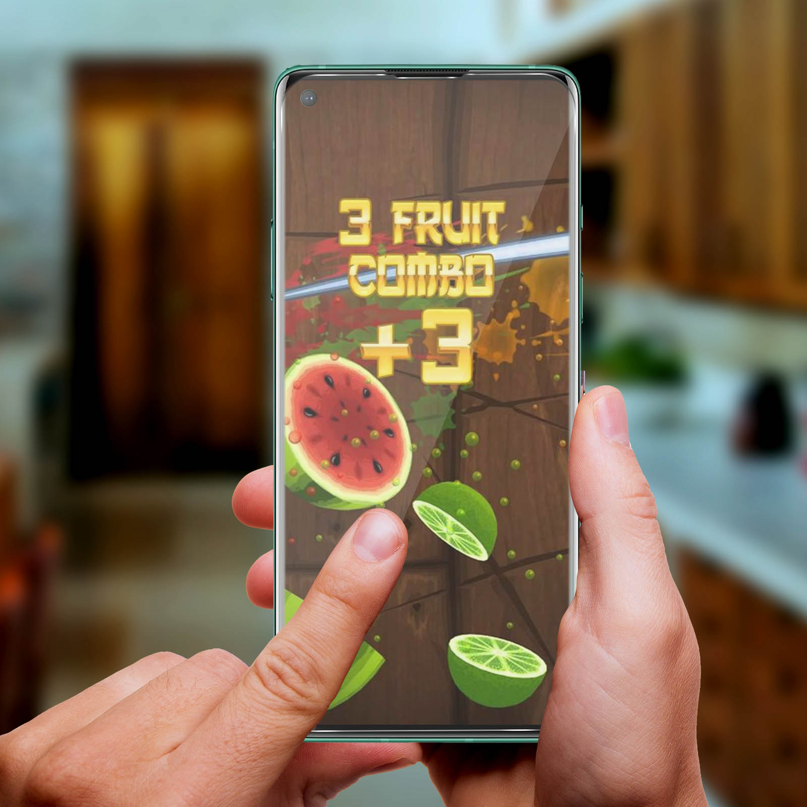 Una persona che tiene in mano un telefono che mostra un gioco di abbinamento di frutta.