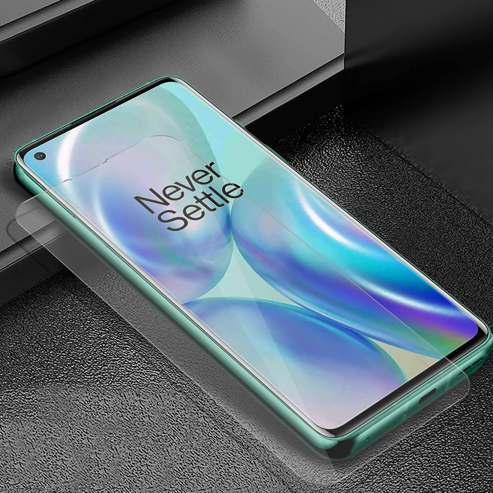 Smartphone con bordi verdi con protezione schermo applicata. Mostra le parole "Never Settle".