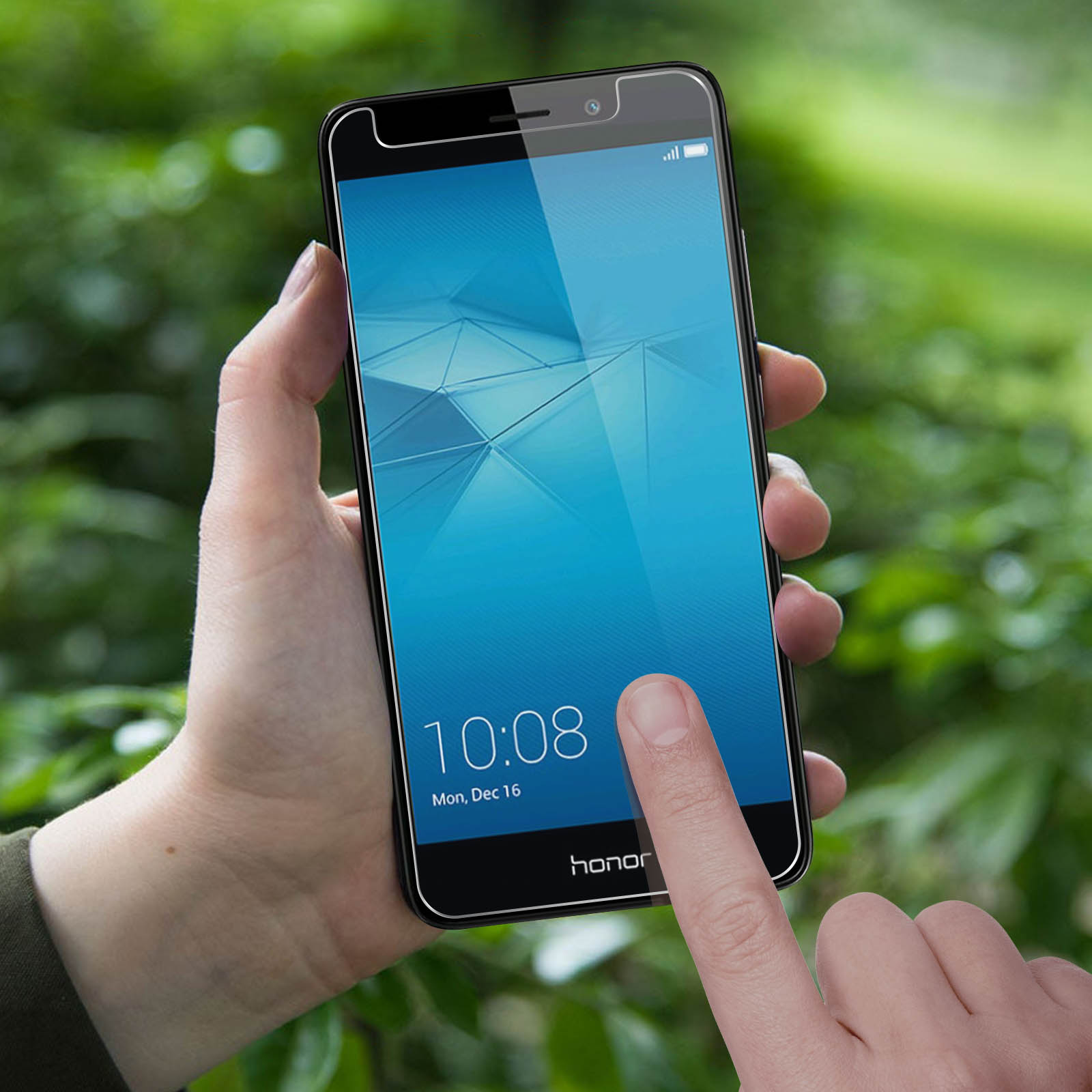 Una mano tocca lo schermo di un telefono che mostra l'ora e la data, con sfondo verde sfocato.