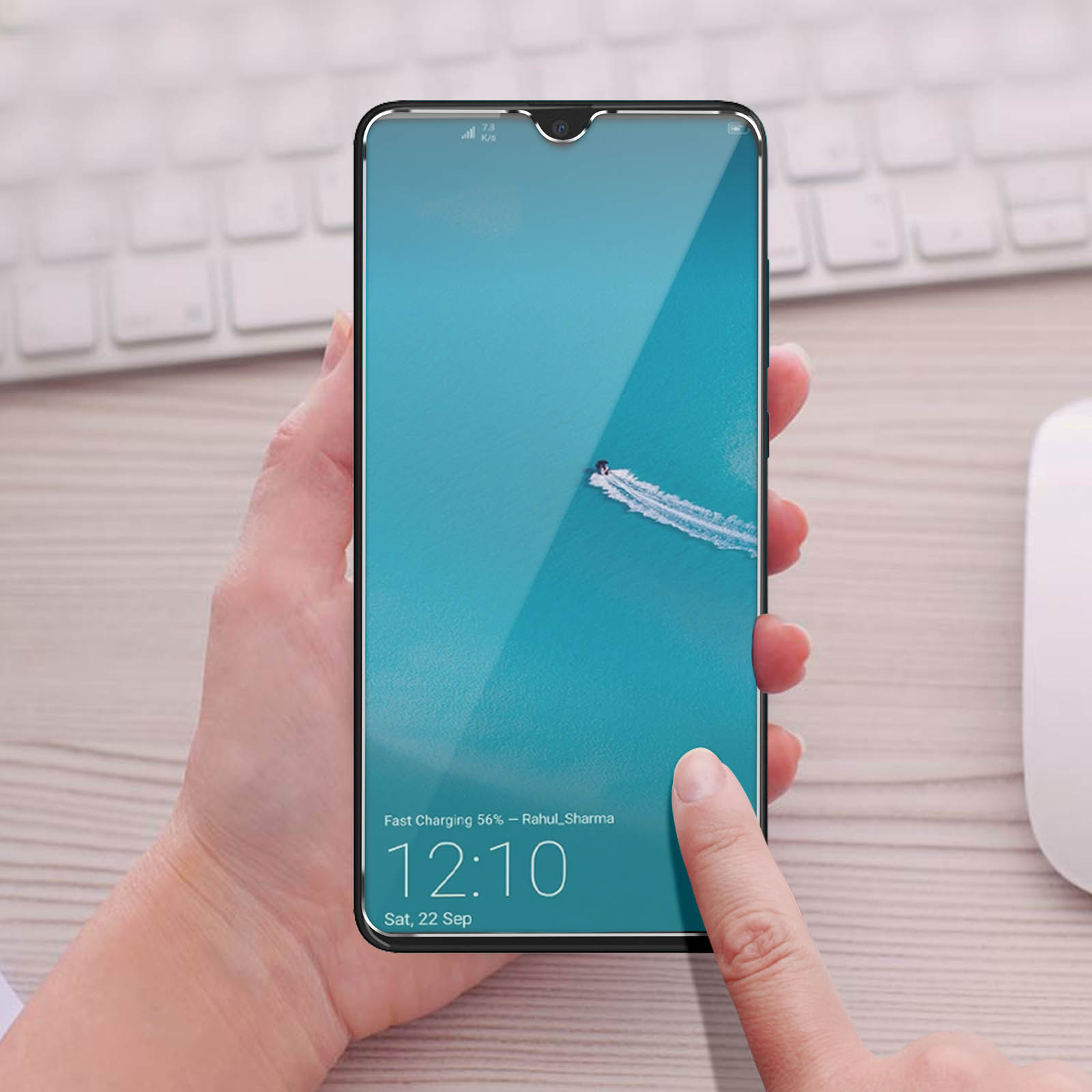 Una mano tocca lo schermo di un telefono che mostra un'immagine di acqua con una barca e l'ora.