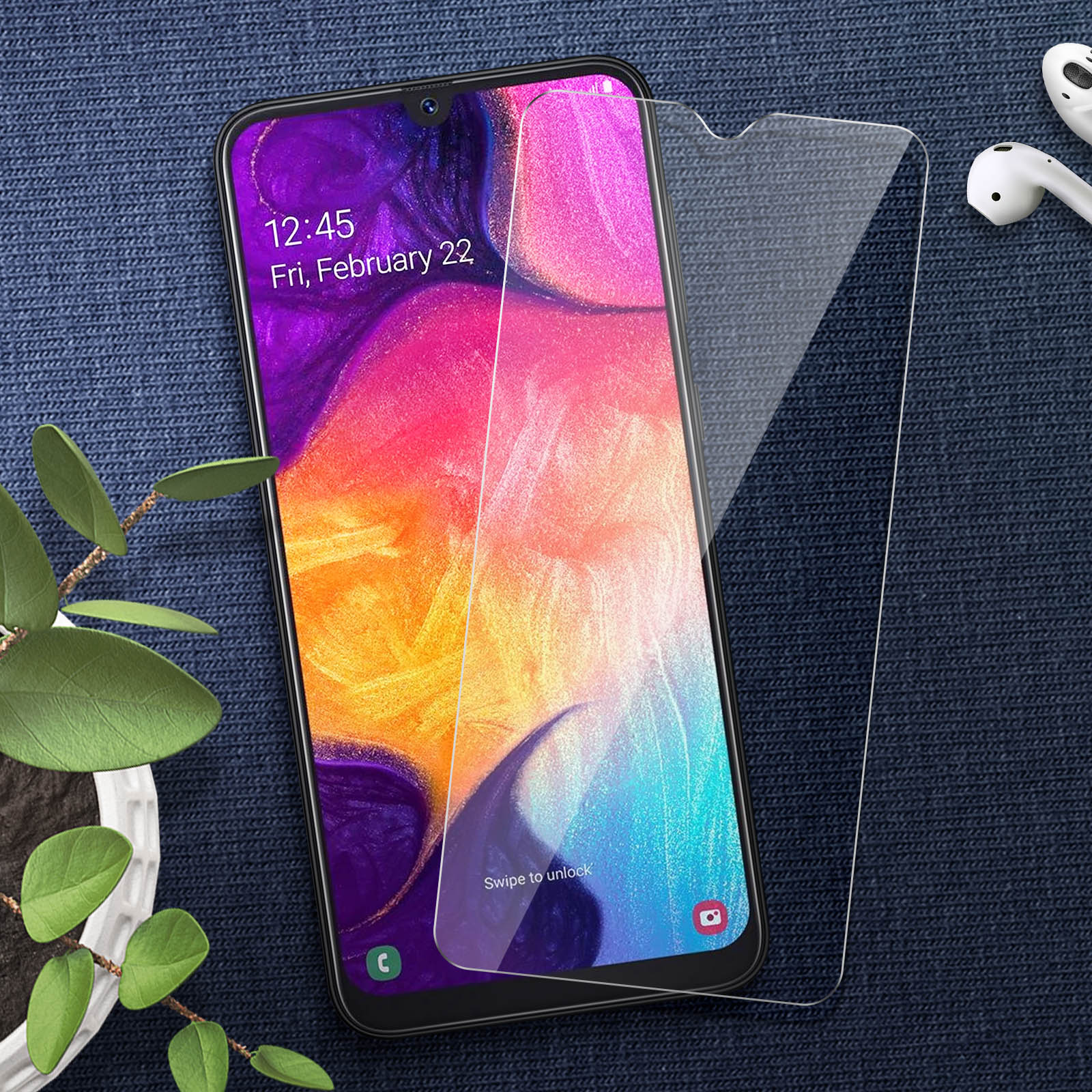 Telefono con protezione schermo applicata. La protezione è trasparente, il telefono è nero.