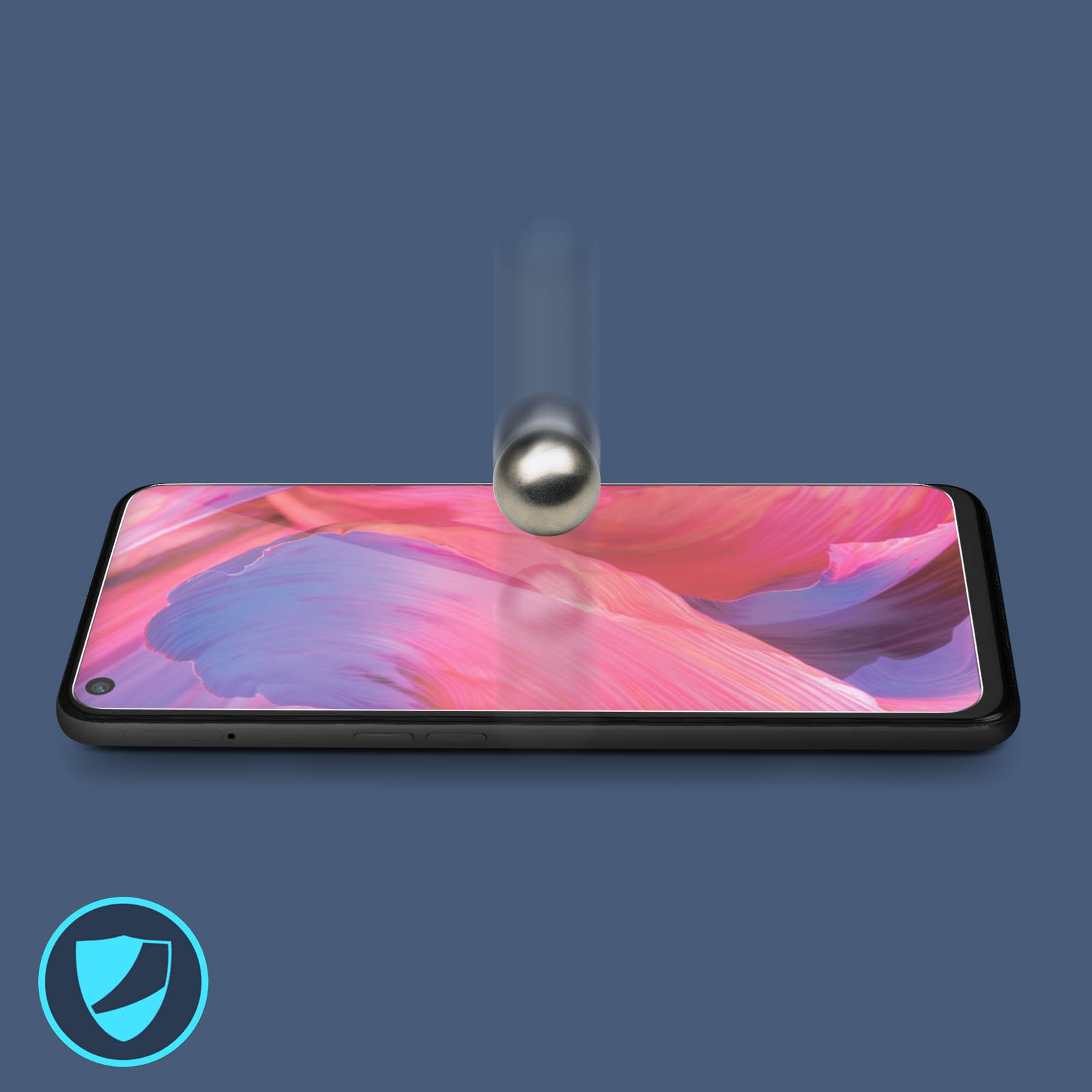 Un proteggi schermo per telefono con una sfera cromata che cade sullo schermo. Il telefono è nero, lo sfondo blu.