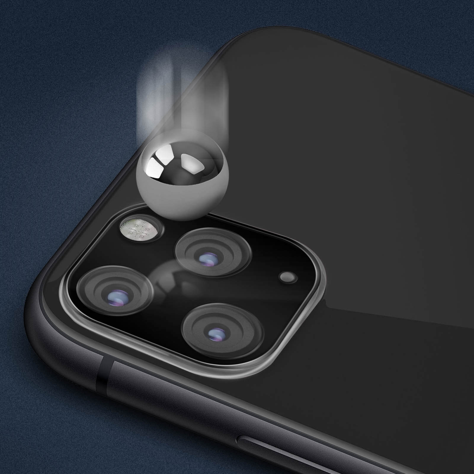 Una sfera di metallo sta cadendo sugli obiettivi della fotocamera di un telefono. Il telefono è nero con più obiettivi e un flash.