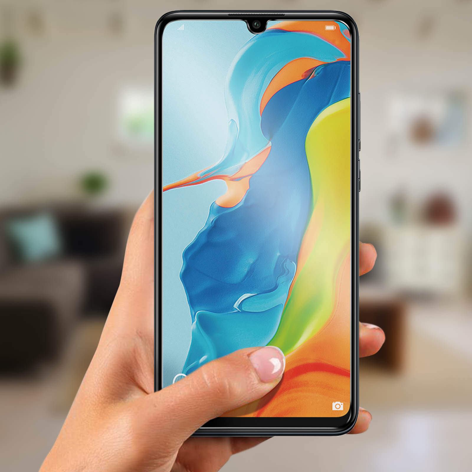 Mano che tiene un telefono con protezione schermo. Sfondo colorato visibile.