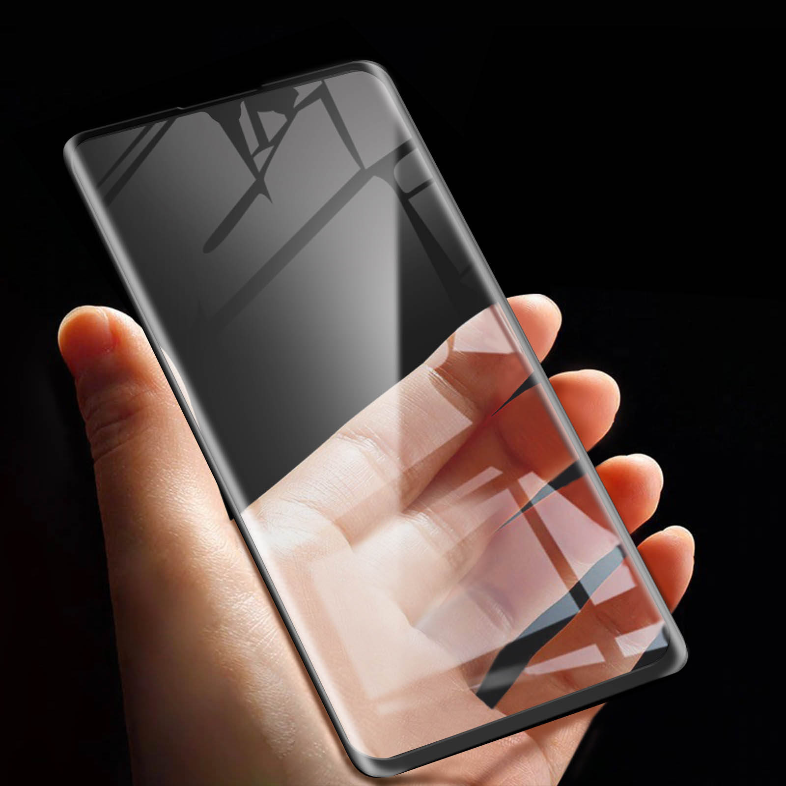 Mano che tiene un telefono con protezione schermo. Lo schermo è nero.