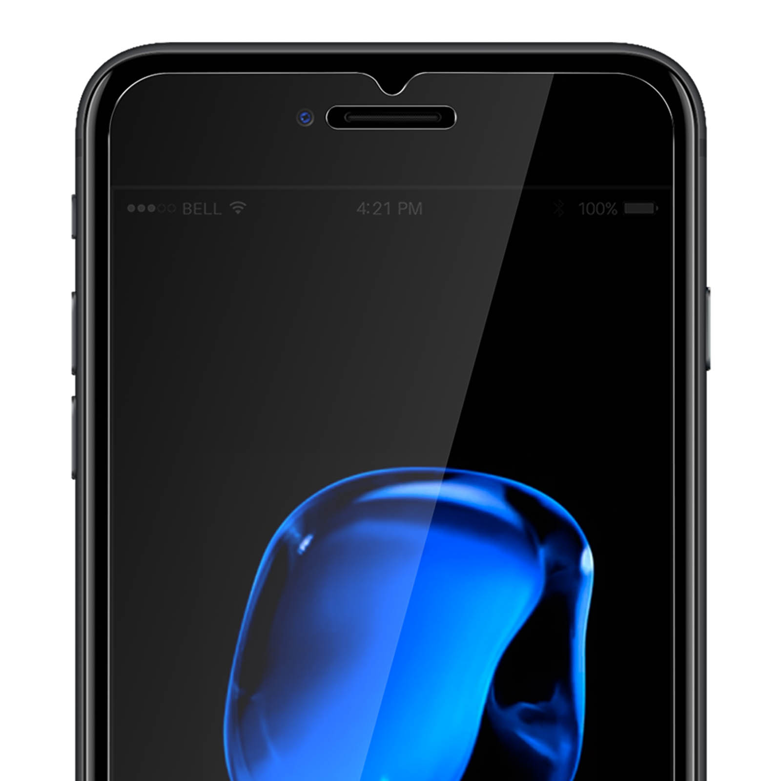 Primo piano di uno schermo nero del telefono che mostra ora e batteria. Sfondo nero con riflesso blu.