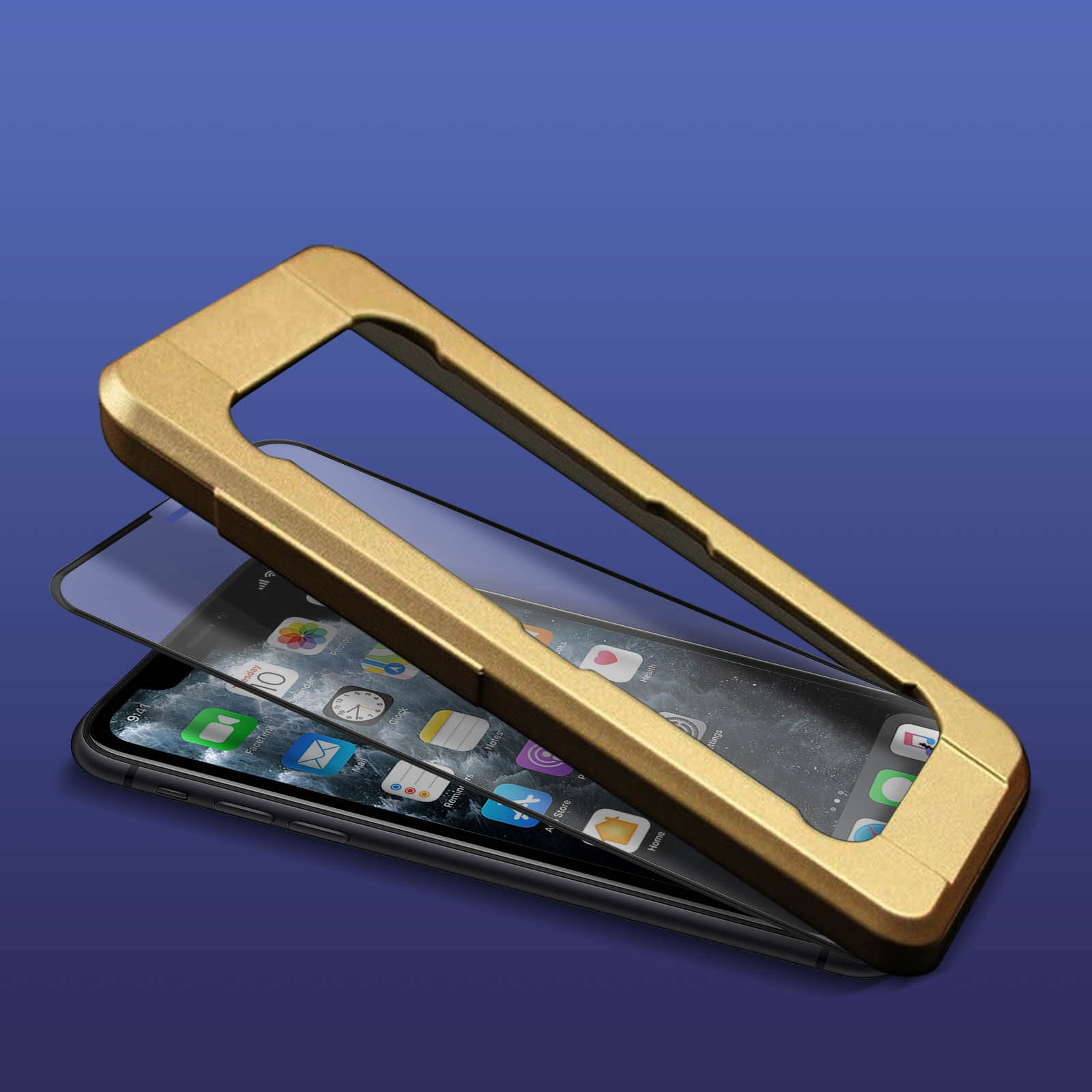 Telefono con custodia dorata, protezione schermo e cornice. Sfondo blu. Schermo del telefono mostra icone delle app.