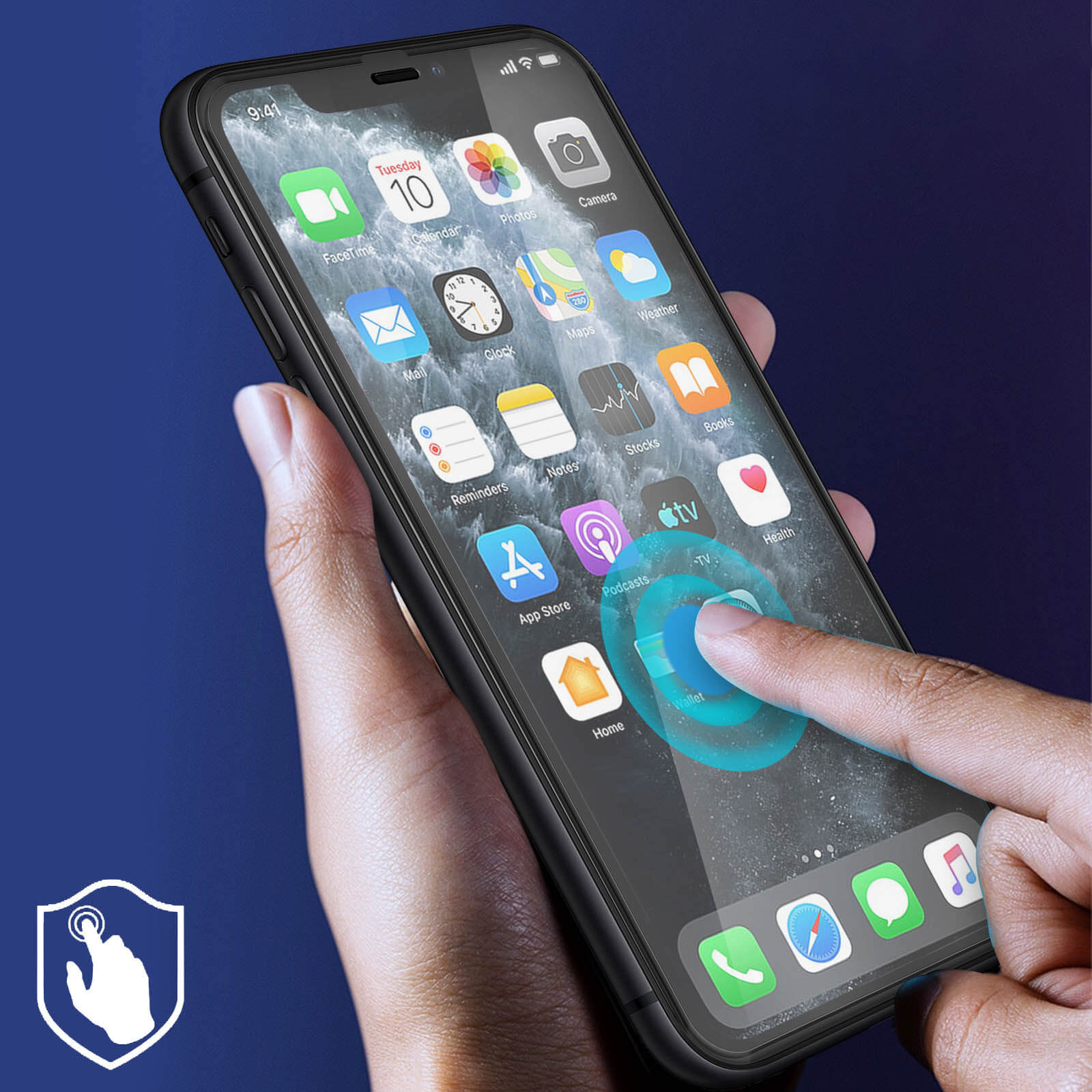 Mano che tocca lo schermo del telefono con icone di app. Sfondo blu con icona scudo.