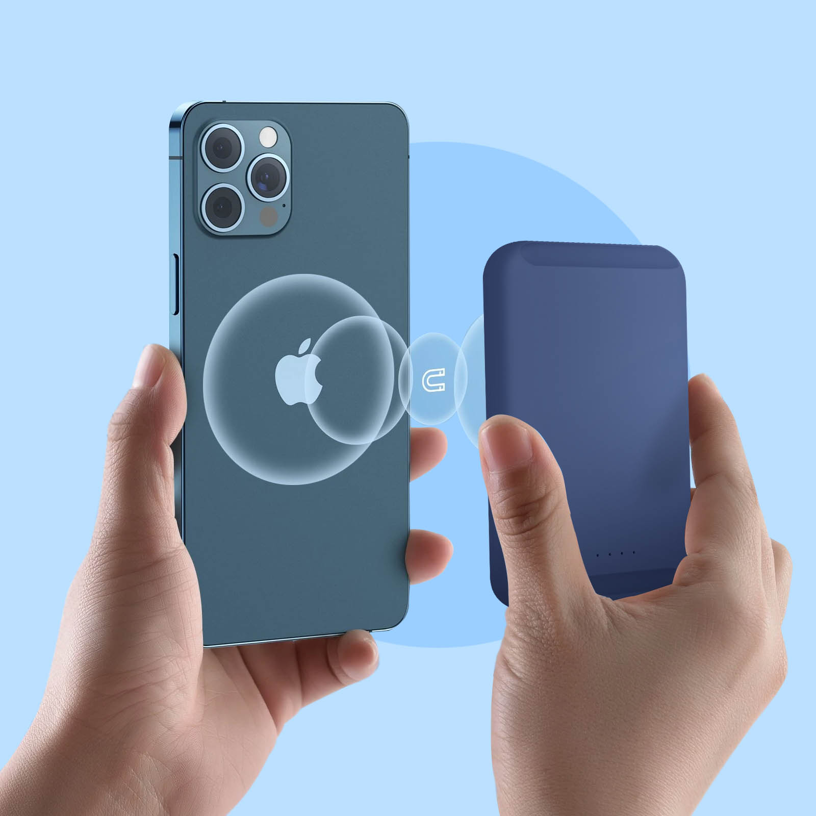 Ein Telefon mit blauer Hülle und eine blaue Powerbank werden von Händen gehalten.