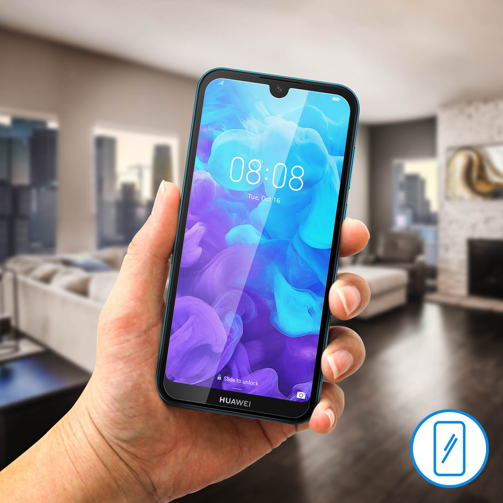 Une main tenant un téléphone turquoise affichant l'heure. L'arrière-plan est une scène d'intérieur floue.
