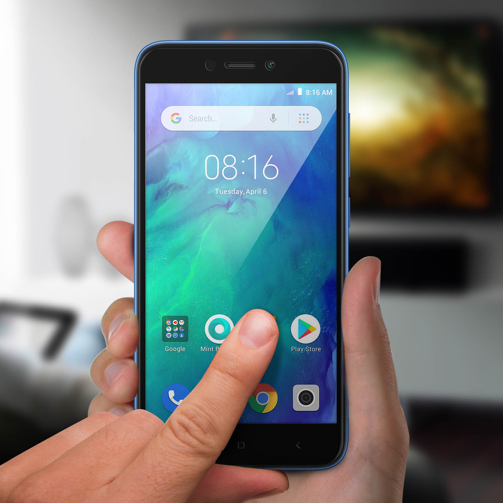 Una mano tocca lo schermo del telefono. Lo schermo mostra un'interfaccia con icone.