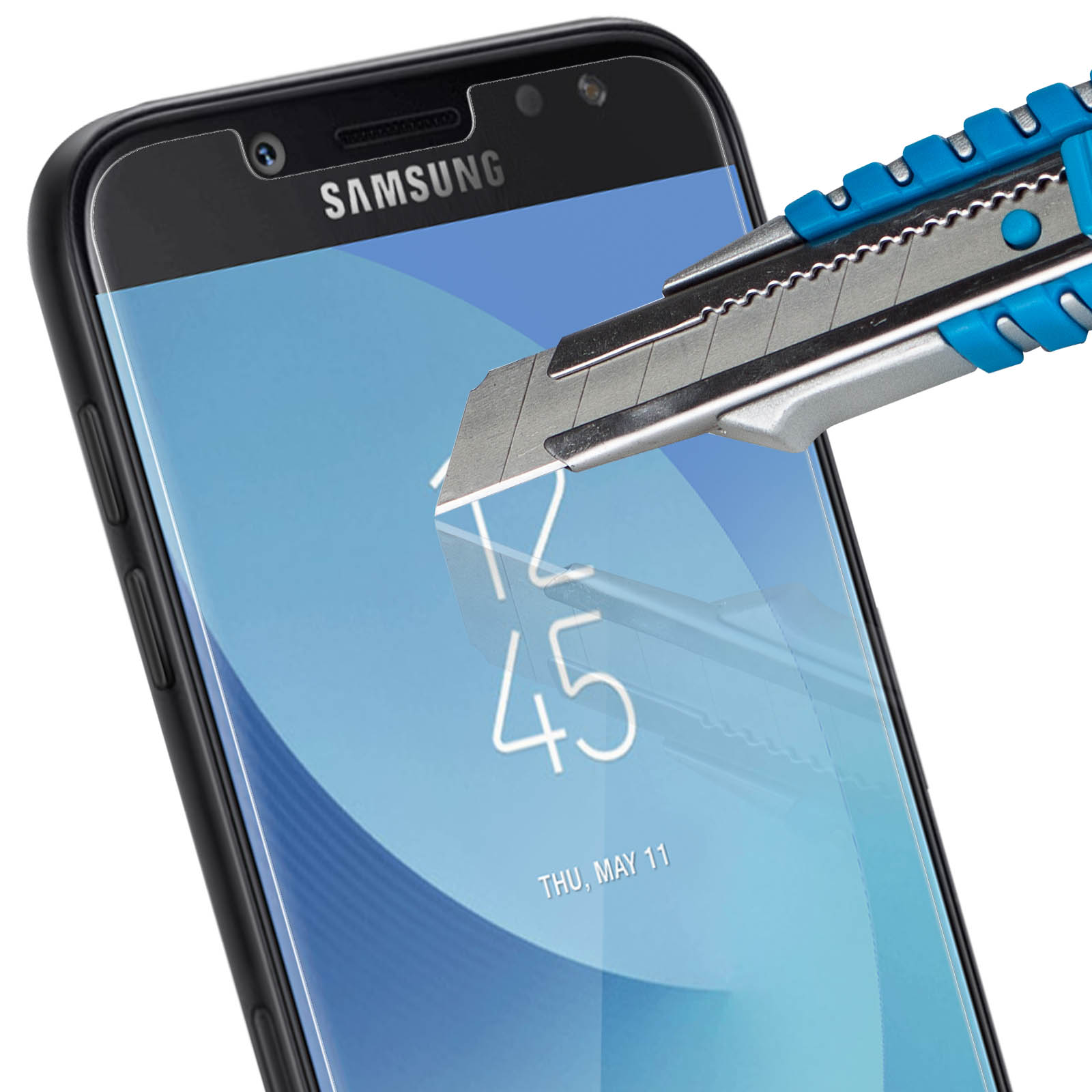Un telefono con protezione schermo applicata e un taglierino che taglia la protezione.