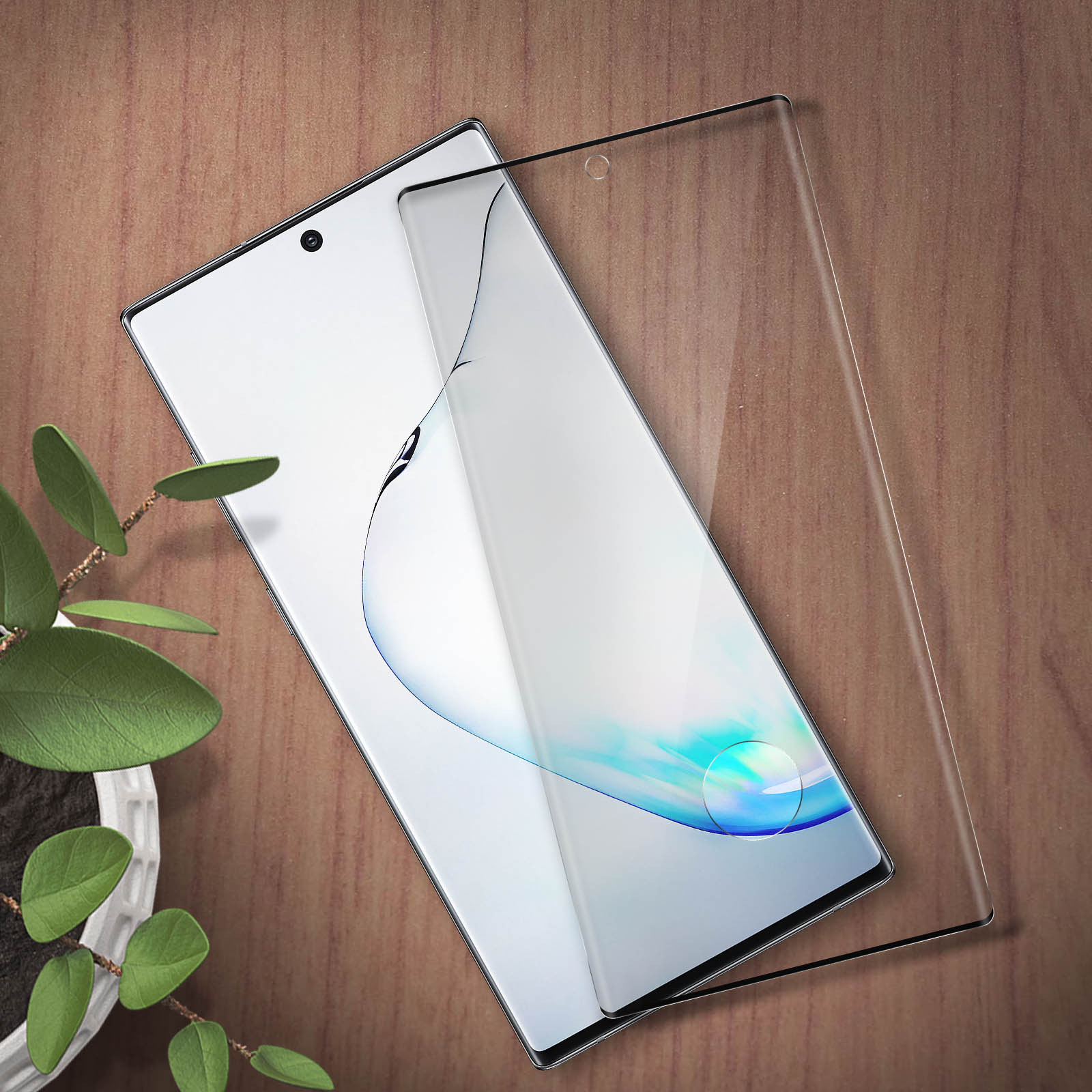Smartphone con protezione schermo. Lo schermo mostra un display chiaro, una superficie in legno.