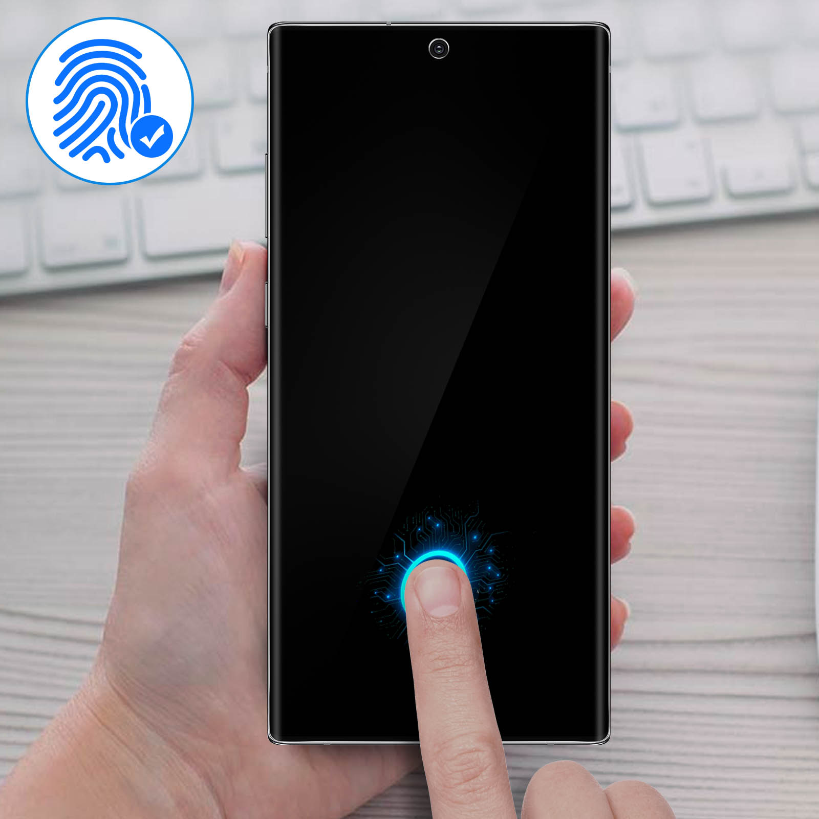 Mano che tocca lo schermo di un telefono con scanner di impronte digitali e un segno di spunta.