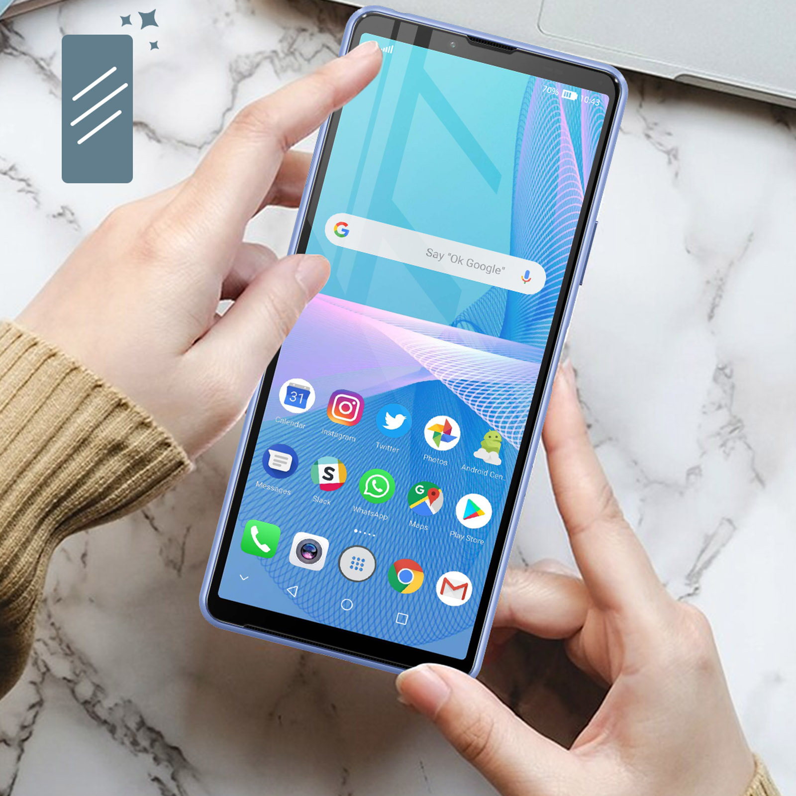 Le mani di una persona tengono un telefono con una protezione per lo schermo. Lo schermo mostra le icone delle app.