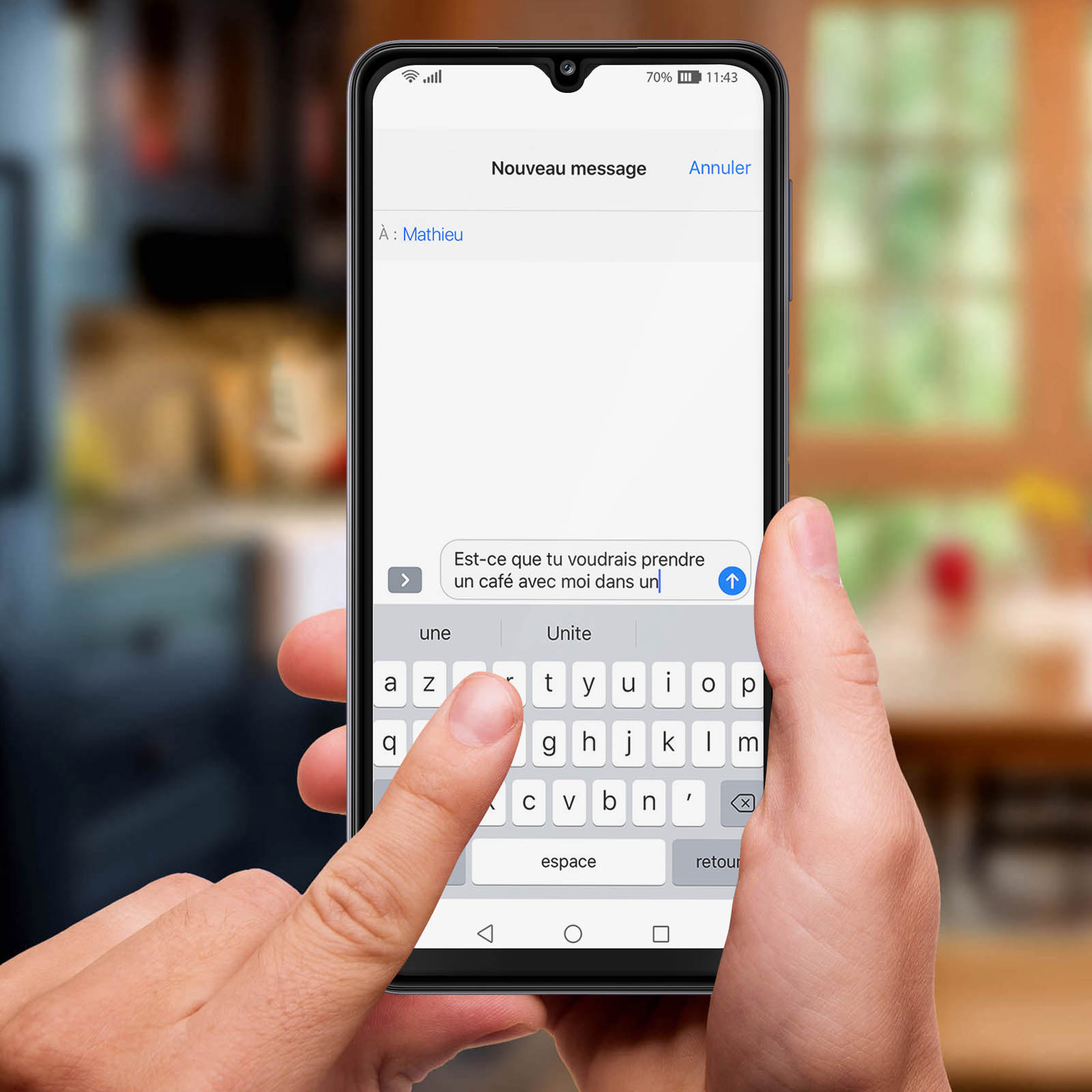 Una persona sta inviando un messaggio di testo su un telefono, digitando un messaggio in francese. Lo schermo mostra un messaggio e una tastiera.