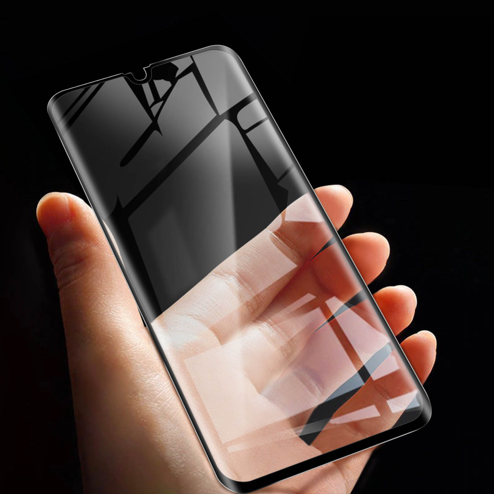 Mano che tiene telefono con protezione schermo. Il telefono ha uno sfondo chiaro.