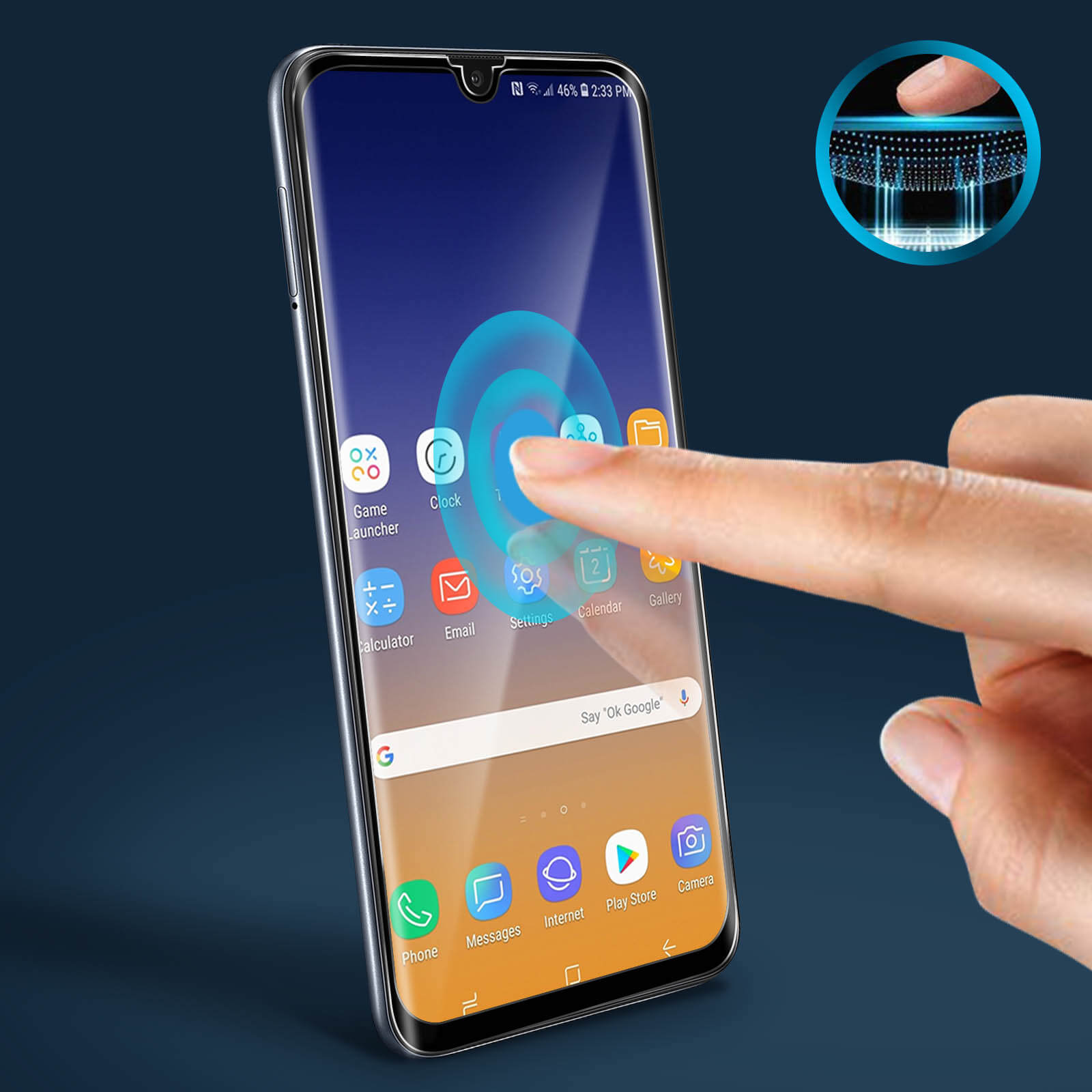 Una mano interagisce con lo schermo di uno smartphone. Lo schermo mostra icone delle app.