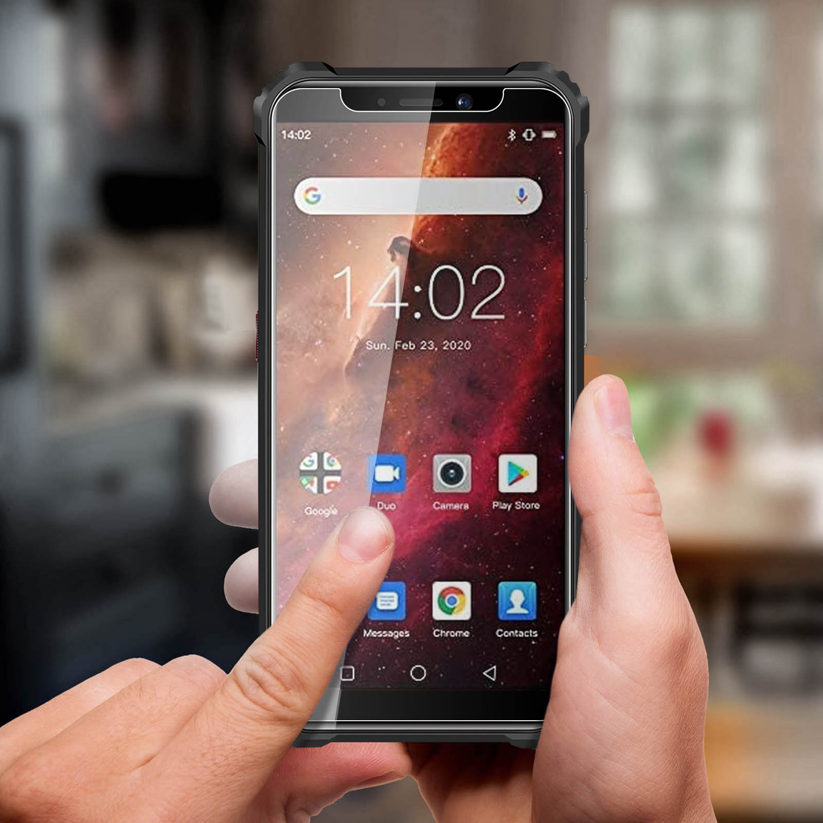 Mano che tocca lo schermo del telefono con icone e l'ora visualizzata.