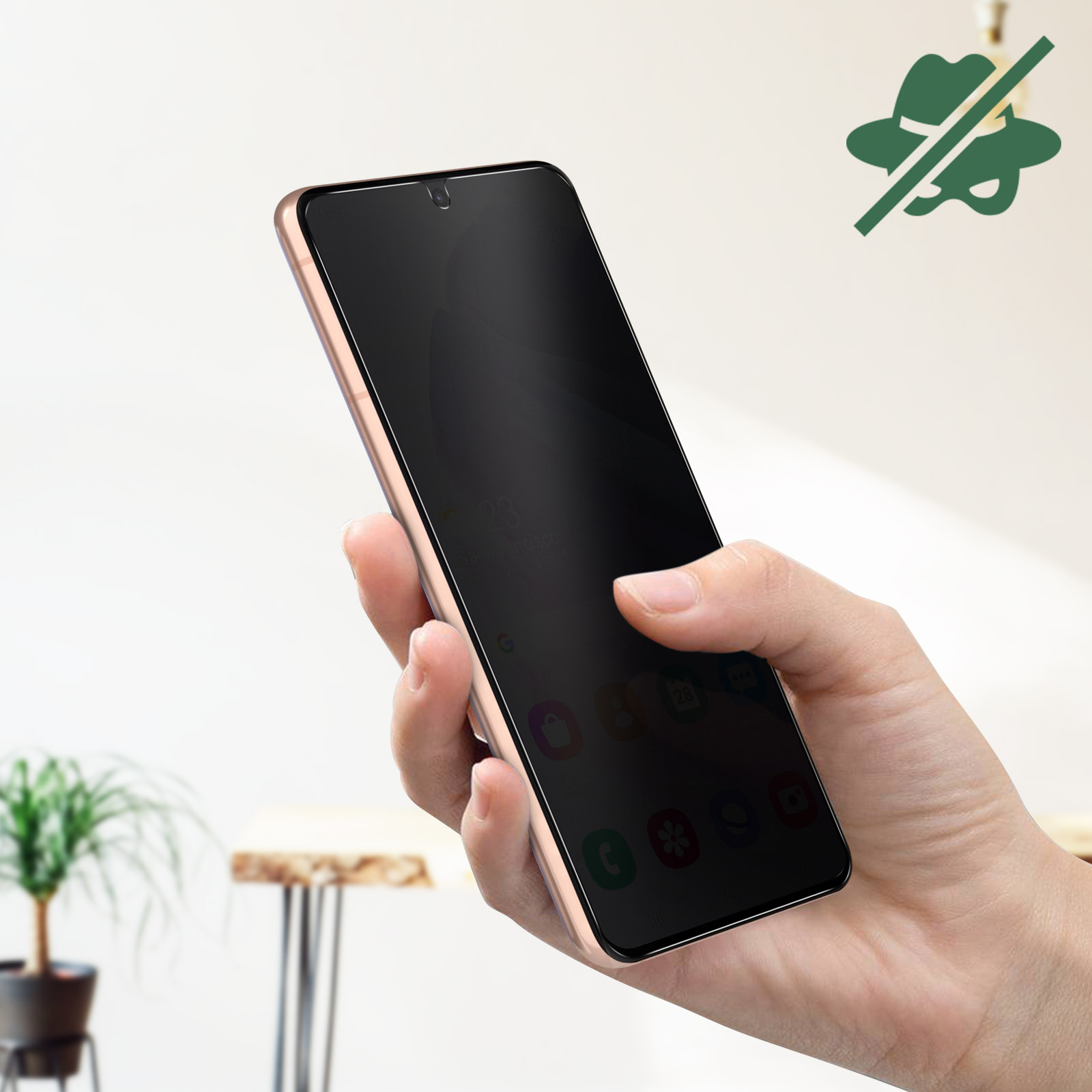 Mano che tiene un telefono con protezione schermo privacy, sfondo sfocato.