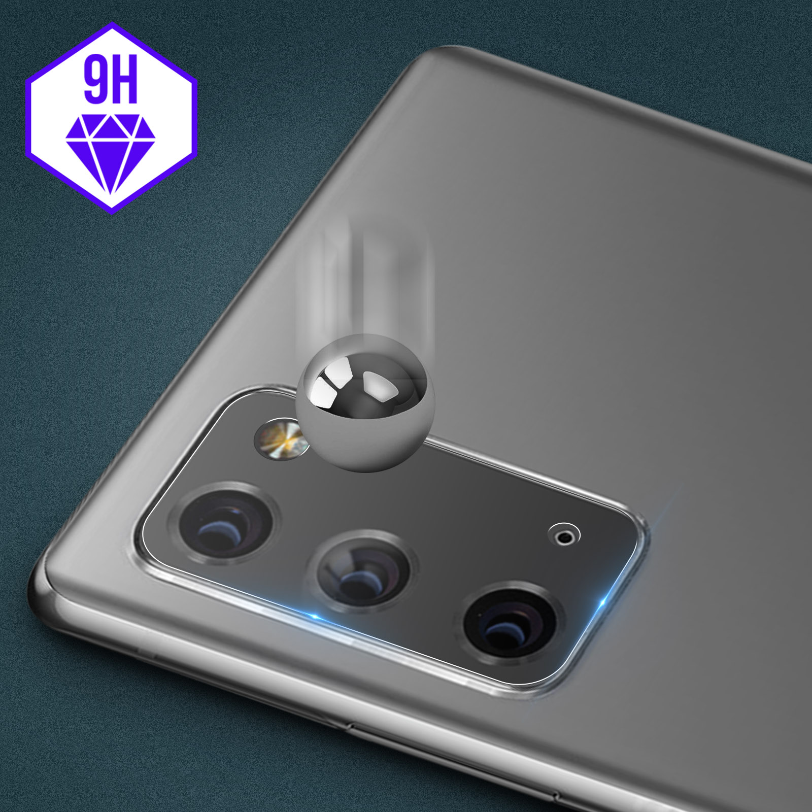 Een bal die op de achterkant van een grijze telefoon valt. De telefoon heeft drie camera's. Een 9H diamanten teken getoond.