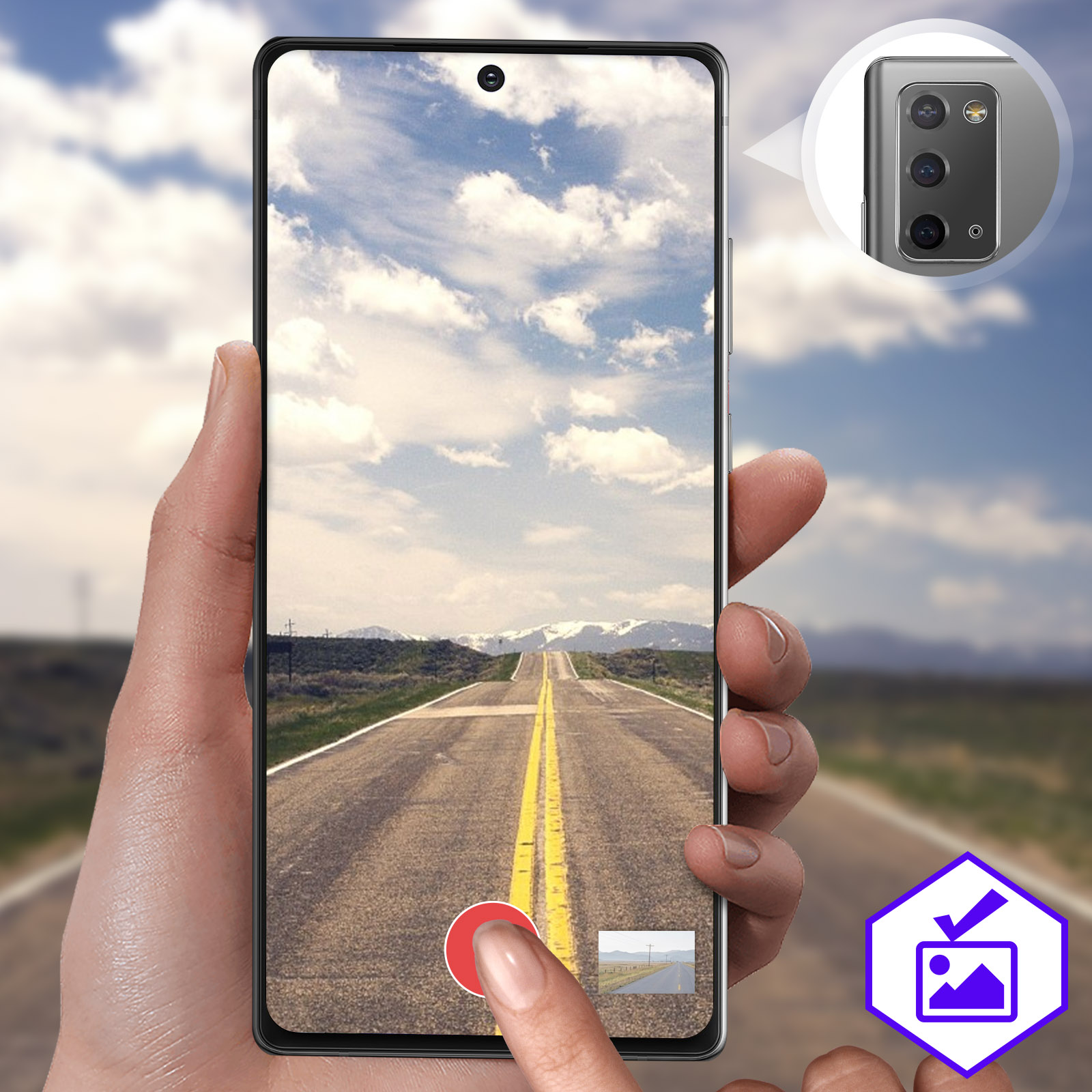 Een hand houdt een telefoon vast en maakt een foto van een weg op een zonnige dag. Een vinkje is zichtbaar.