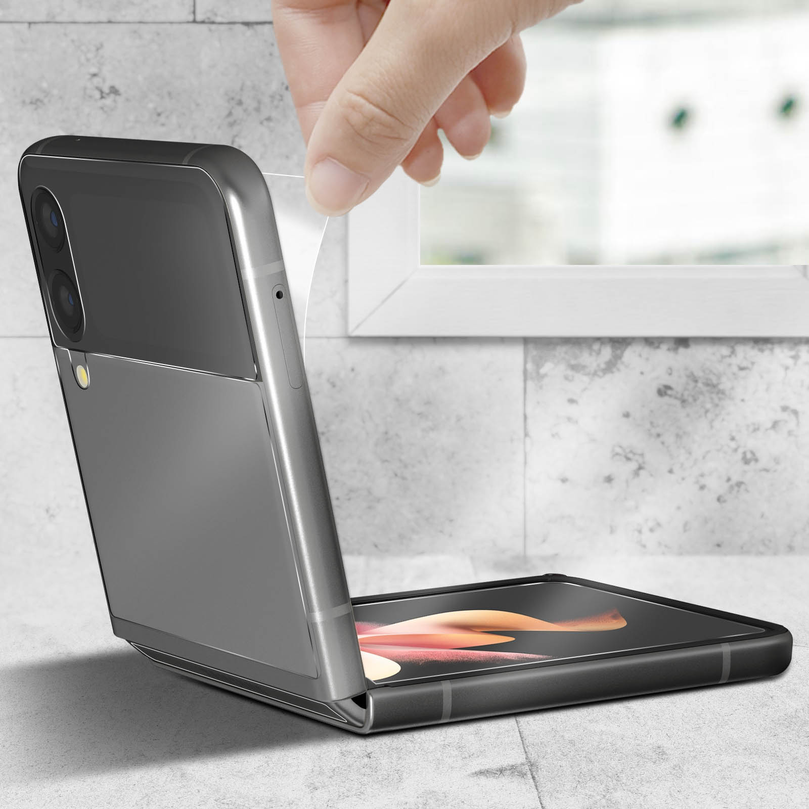 Una donna tiene in mano un telefono in una custodia trasparente con motivi geometrici e un cordino.